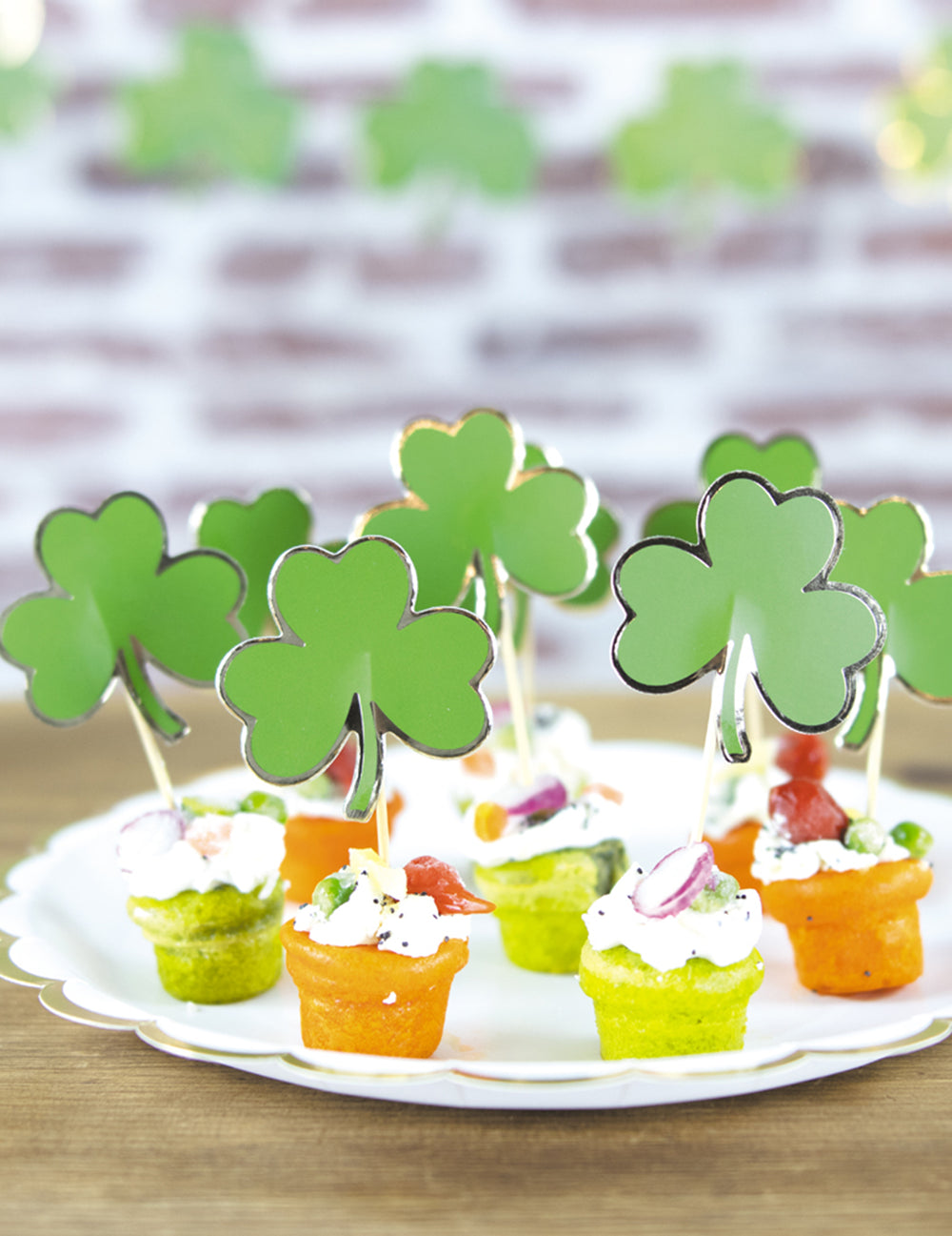 Vue d'ensemble sur un plateau de bouchées apéritives des pics en bois trèfle Saint Patrick