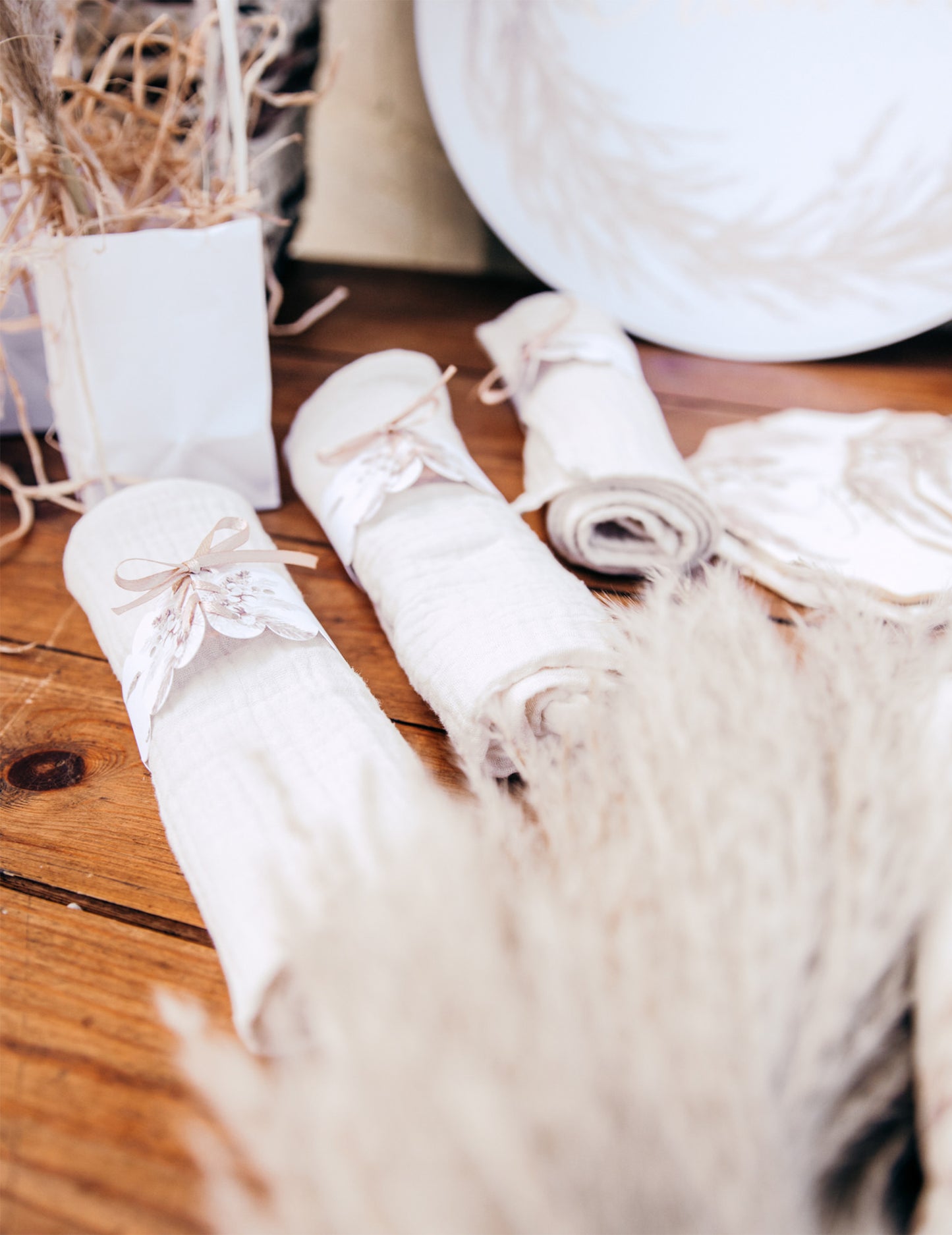 10 obročkov za prtičke z vzorcem pampas trave in bombažnega cveta iz belega papirja