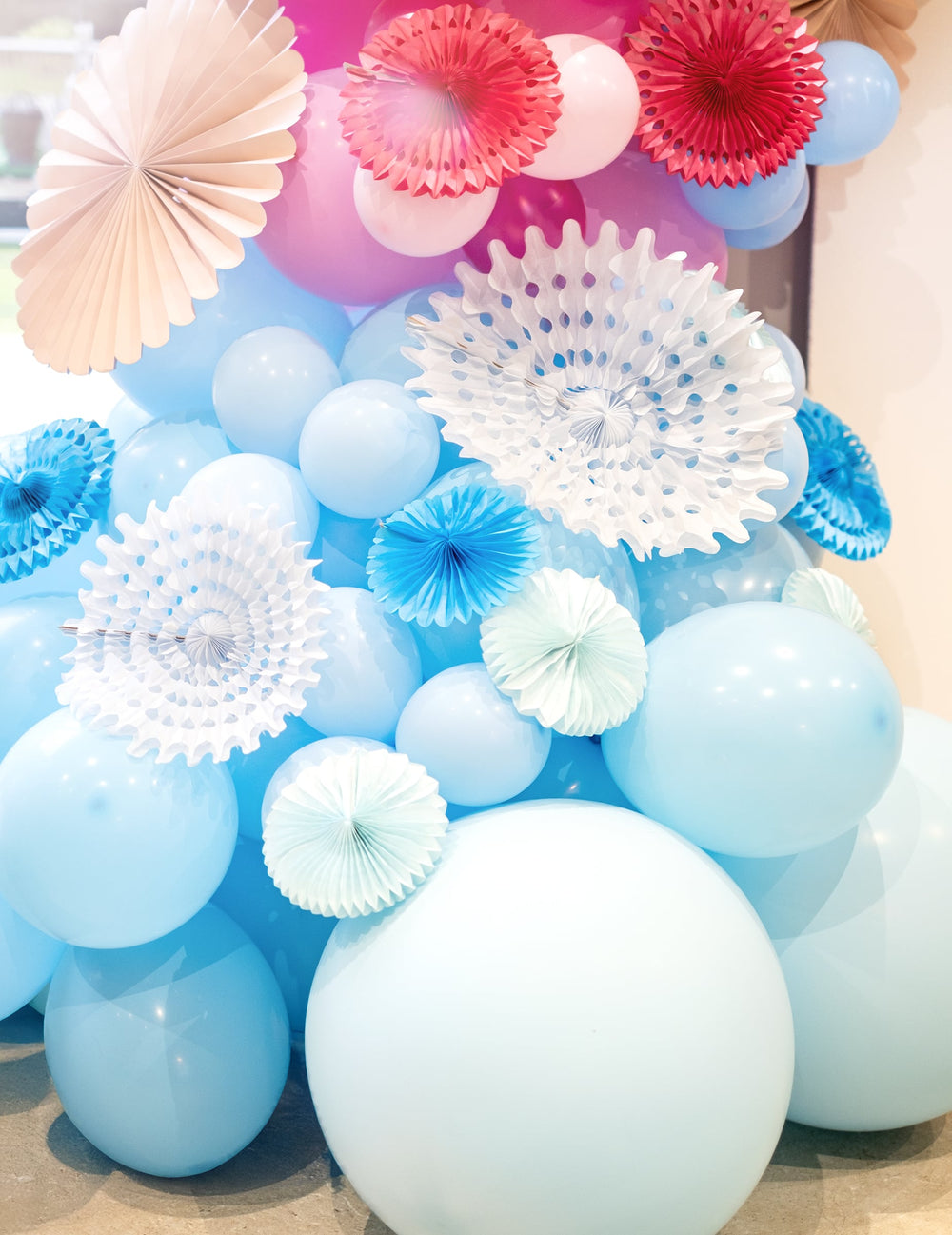Détail de la décoration avec rosaces des 100 ballons en latex bleu clair en caoutchouc naturel