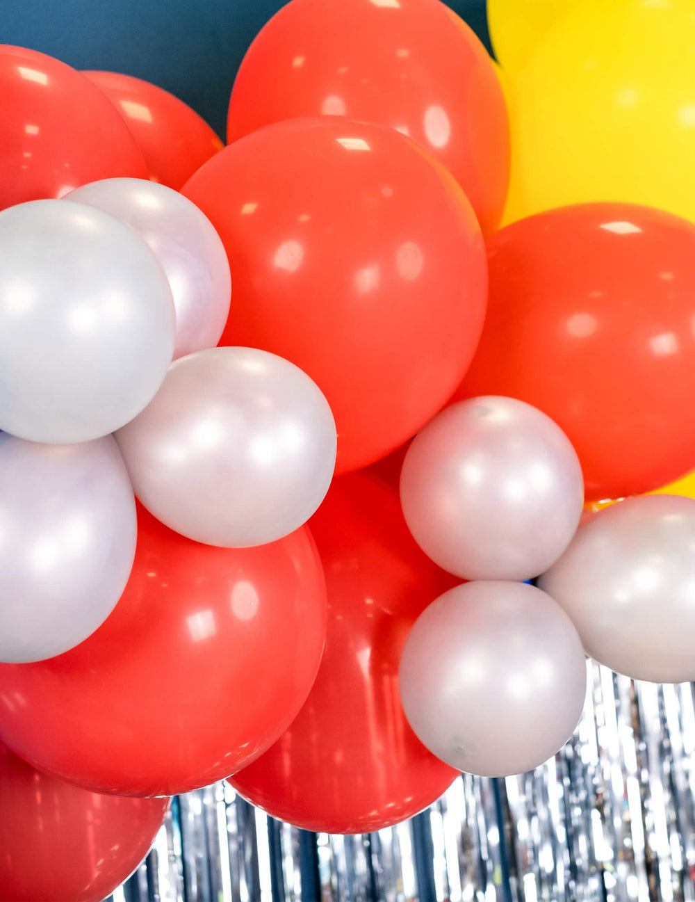 Velik plan sestavljanja slavnostnega balonskega loka za dekoracijo rdeča
