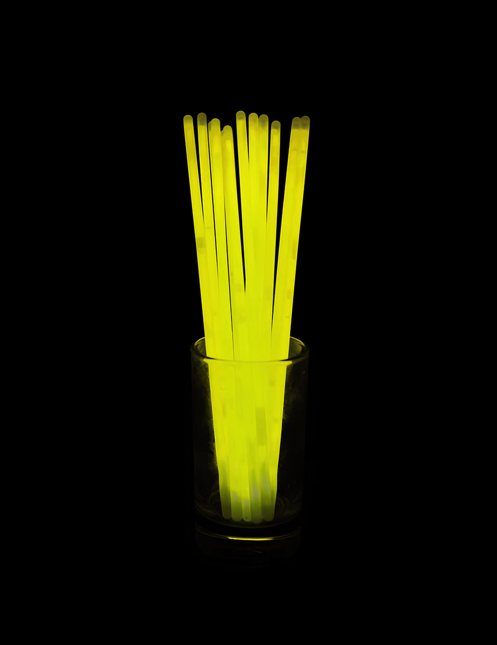 Bâtons lumineux dans un verre des bracelets phosphorescents pour fête