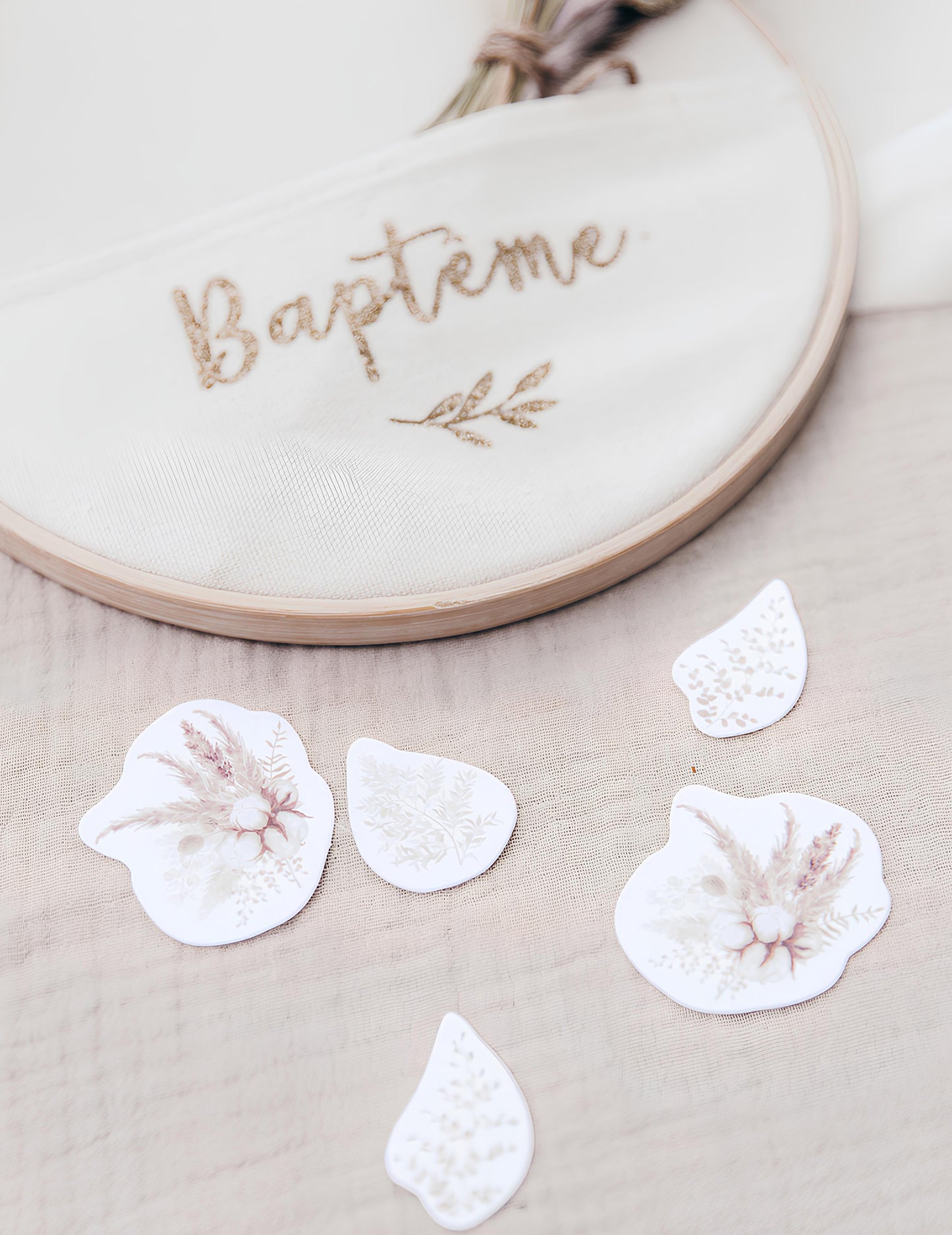 100 zlatih konfetov iz pampas trave in bombažnih cvetov za krst