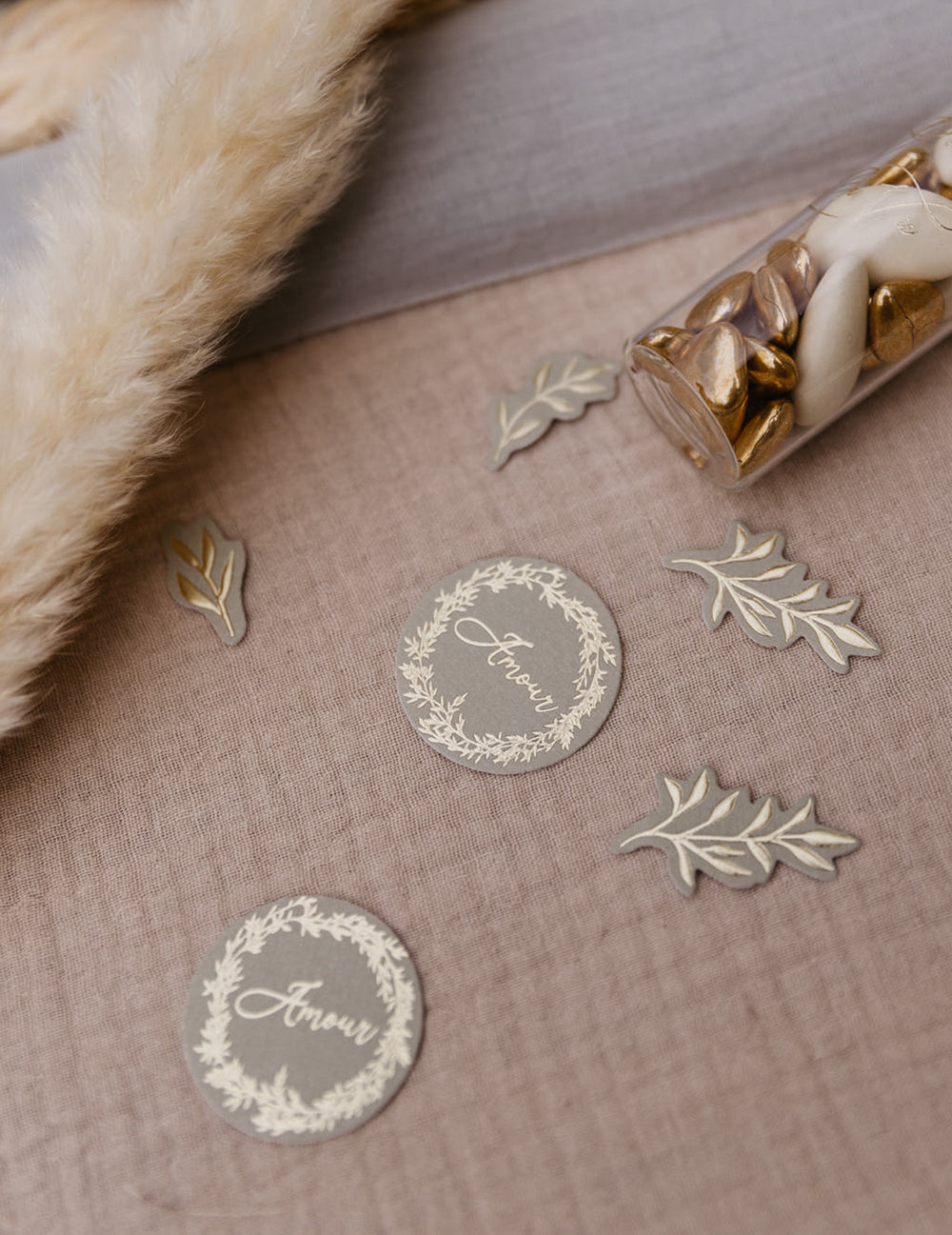 Gros plan sur les motifs des confettis en papier feuillages forever