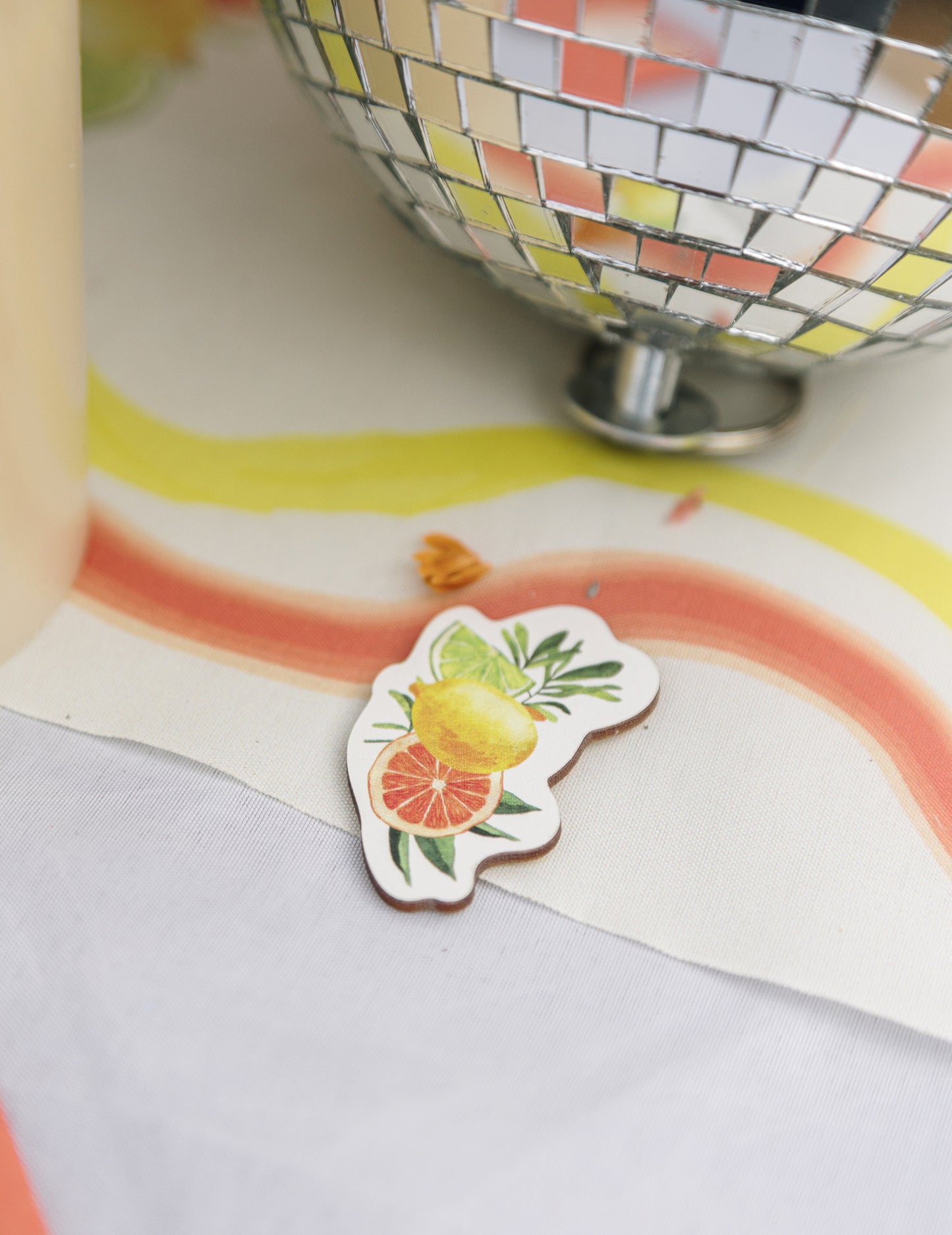 100 šumečih konfetov iz papirja v citrusni barvi v krem, oranžni, rumeni in zlati barvi, različni vzorci