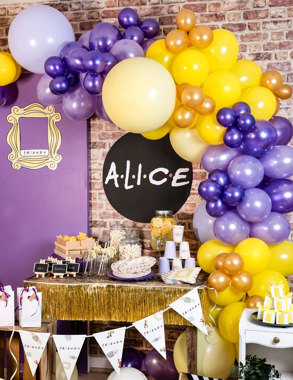 Décoration de buffet de fête avec les mini ballons latex métallisés pour arche dorés