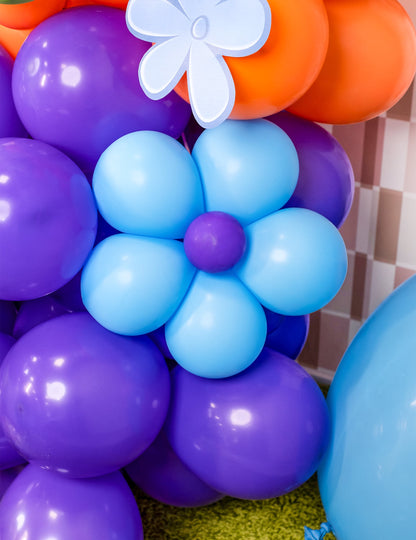 Détail d'une fleur réalisée avec le mini ballons latex pour décoration violets