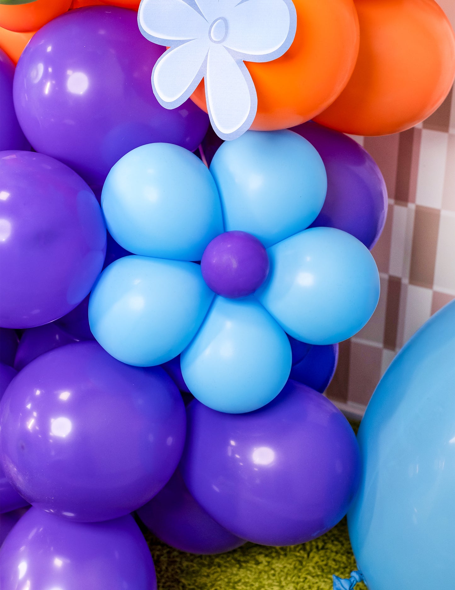 Détail d'une fleur réalisée avec le mini ballons latex pour décoration violets