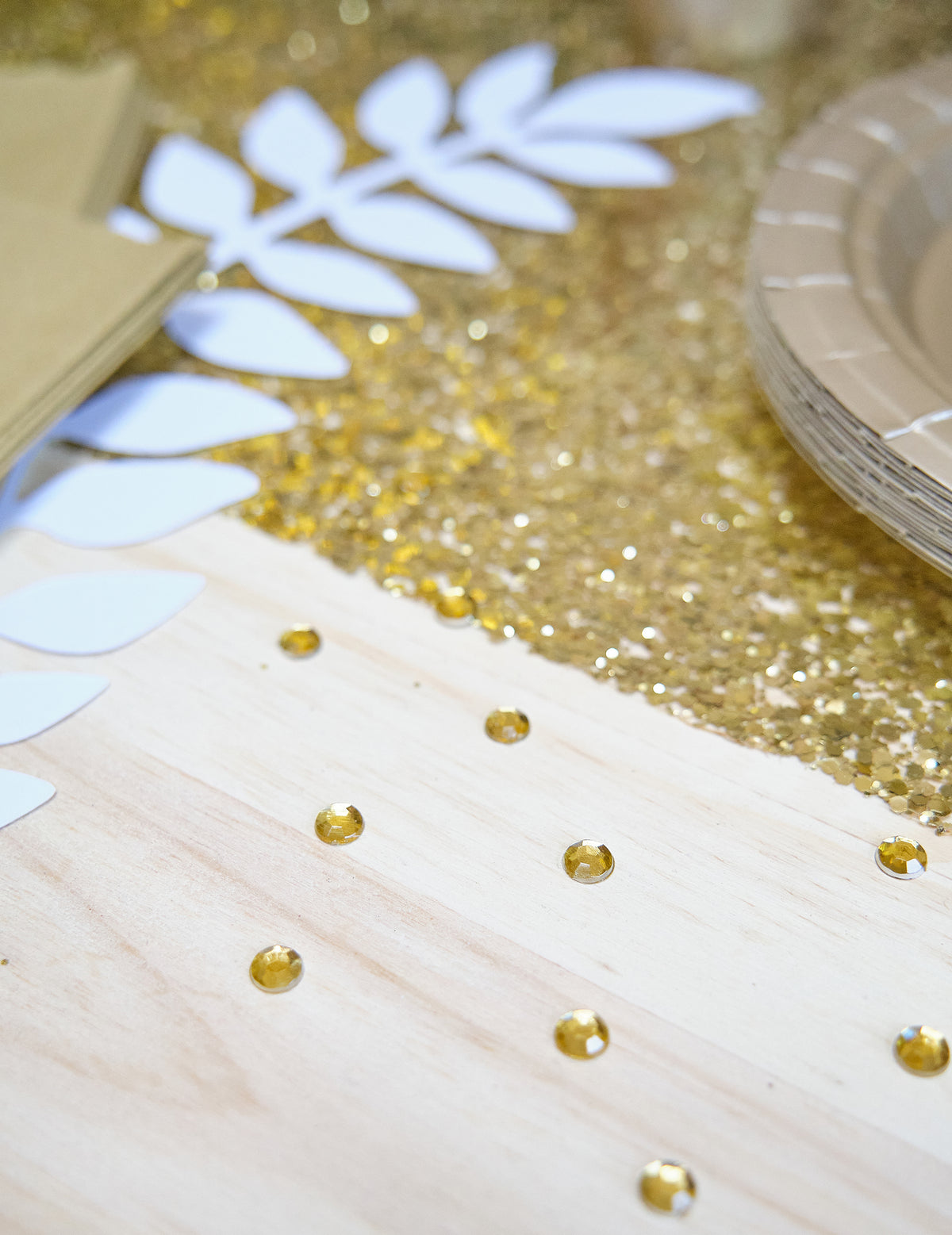 Mise en situation des confettis de table ronds pour décoration dorés