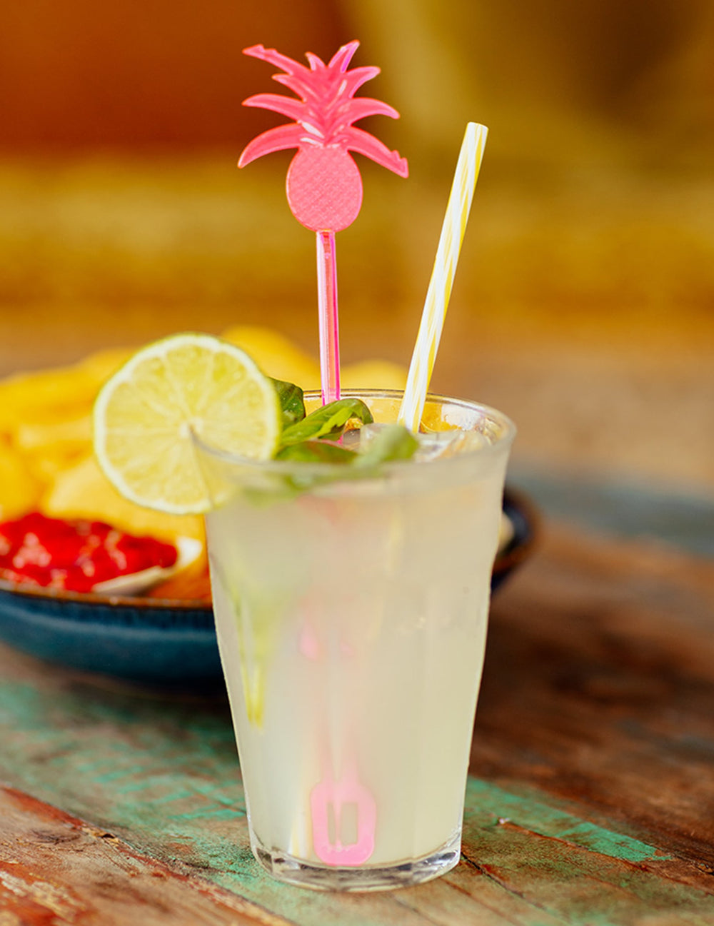 Mise en situation de l'agitateur rose des agitateurs à cocktail ananas pour fête