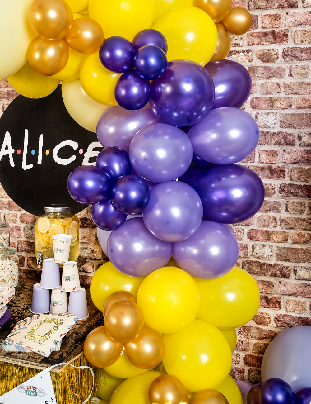 Mise en situation en arche des ballons métallisés pour fête violets