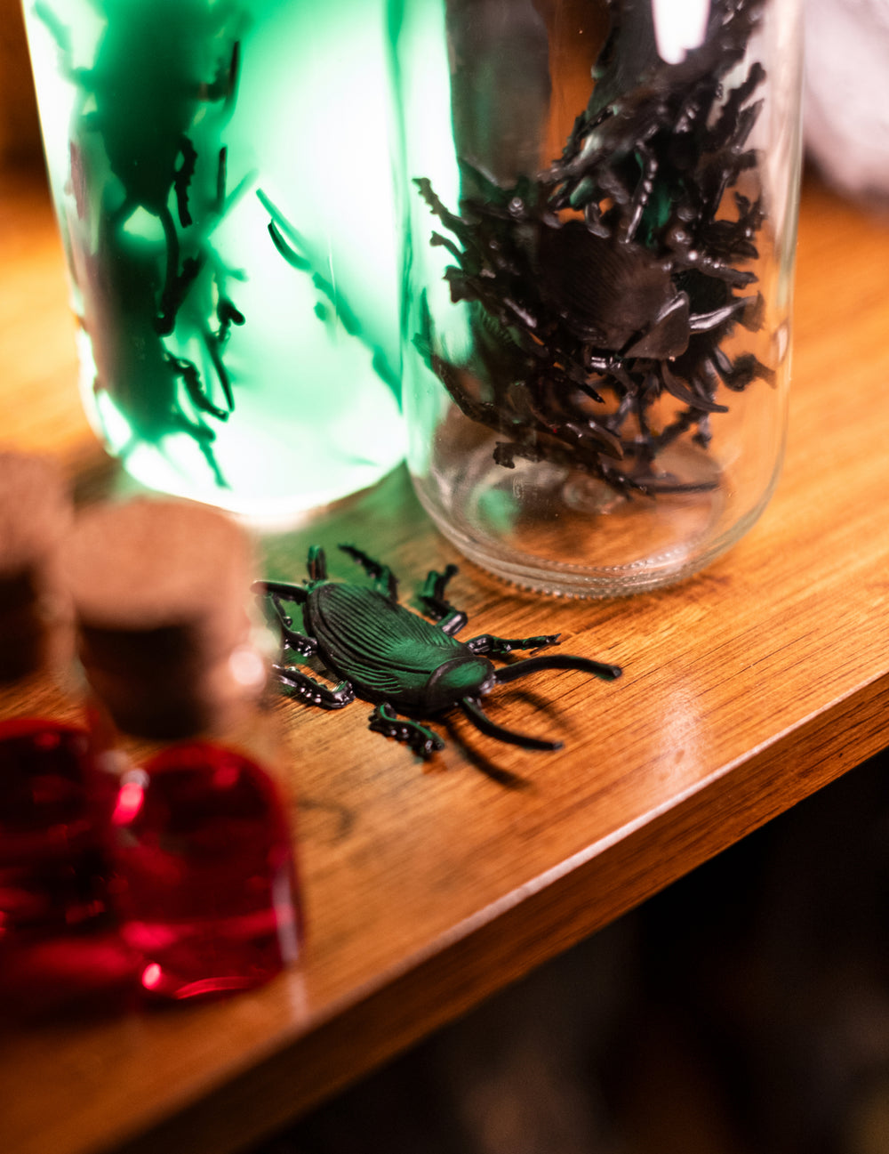Mise en situation décorative du lot de 12 cafards Halloween pour décoration