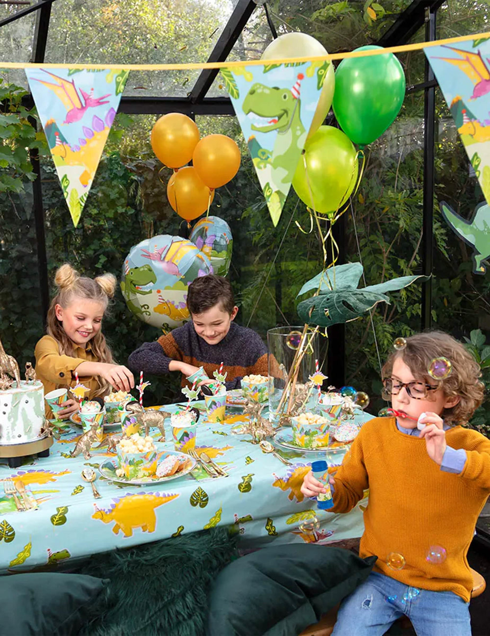 Postavitev na rojstnodnevni mizi papirnati prtički Dino Party