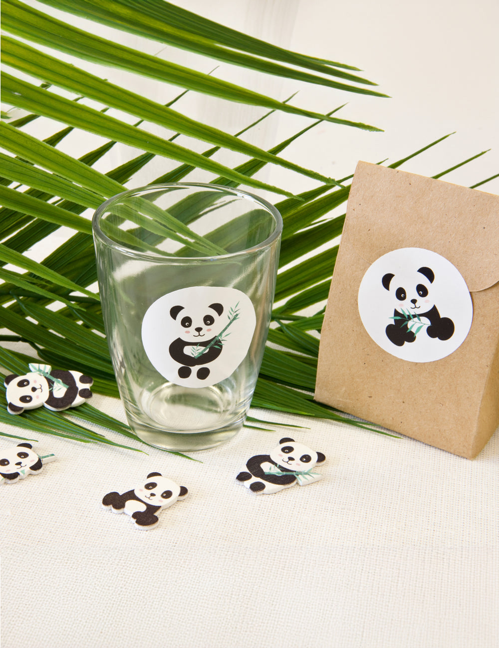 Exemple d'utilisation sur un verre et un sachet kraft du stickers autocollants ronds panda