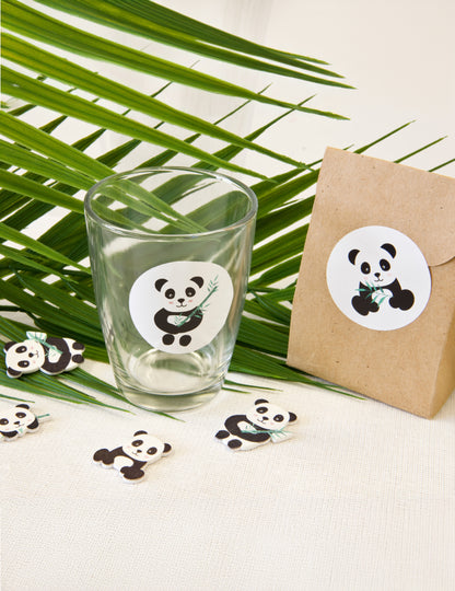 Exemple d'utilisation sur un verre et un sachet kraft du stickers autocollants ronds panda