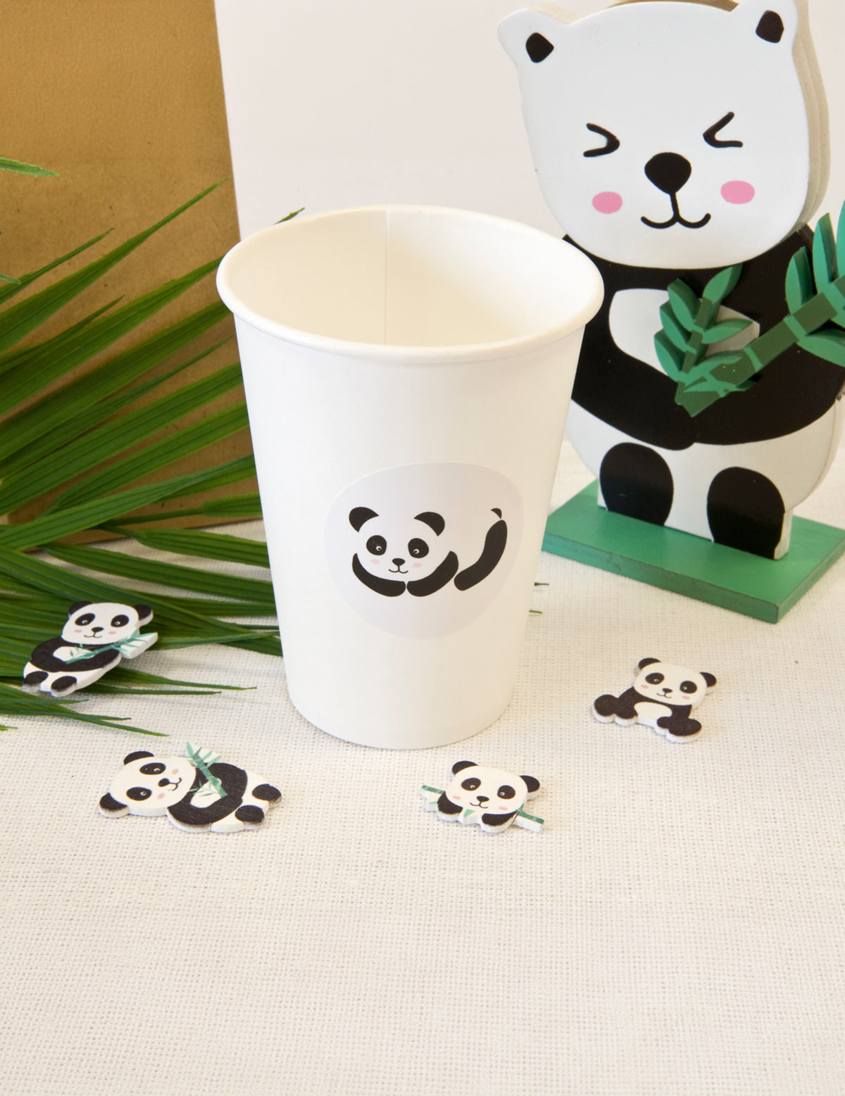 Exemple d'utilisation sur un gobelet du stickers autocollants ronds panda