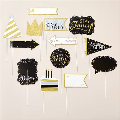 Vue d'ensemble des 13 accessoires photobooth personnalisables pour adulte noir et doré