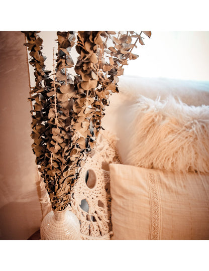 Zoom sur le bouquet dans un vase de l'eucalyptus séché décoration mariage
