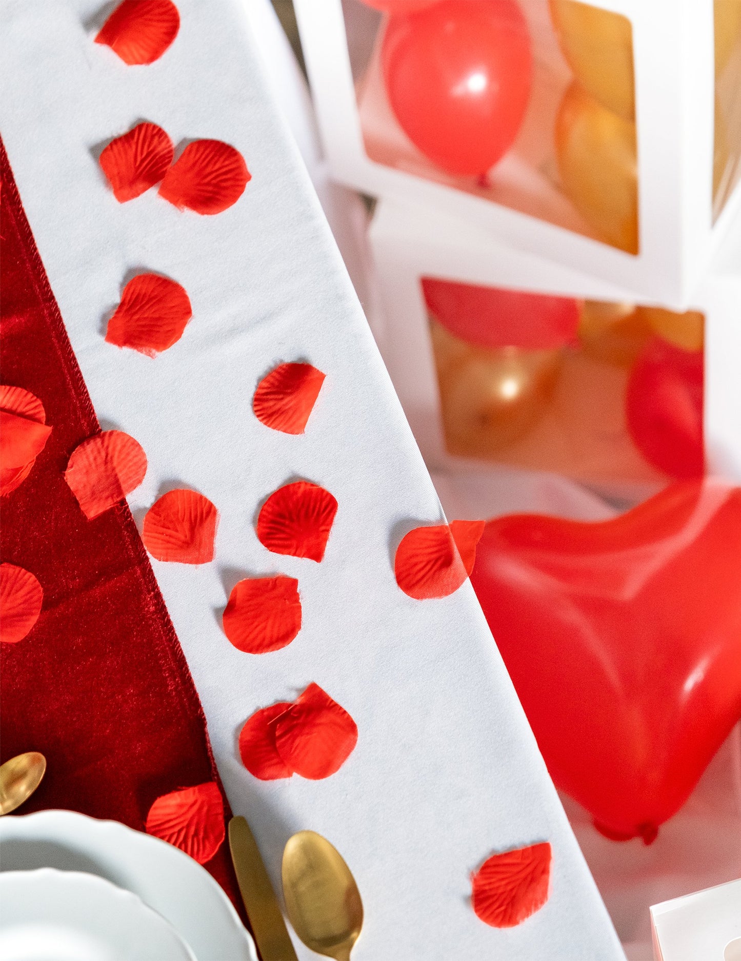 150 roza cvetnih listov v rdeči tkanini