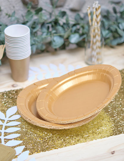 Mise en situation des assiettes en carton doré mat pour fête rondes