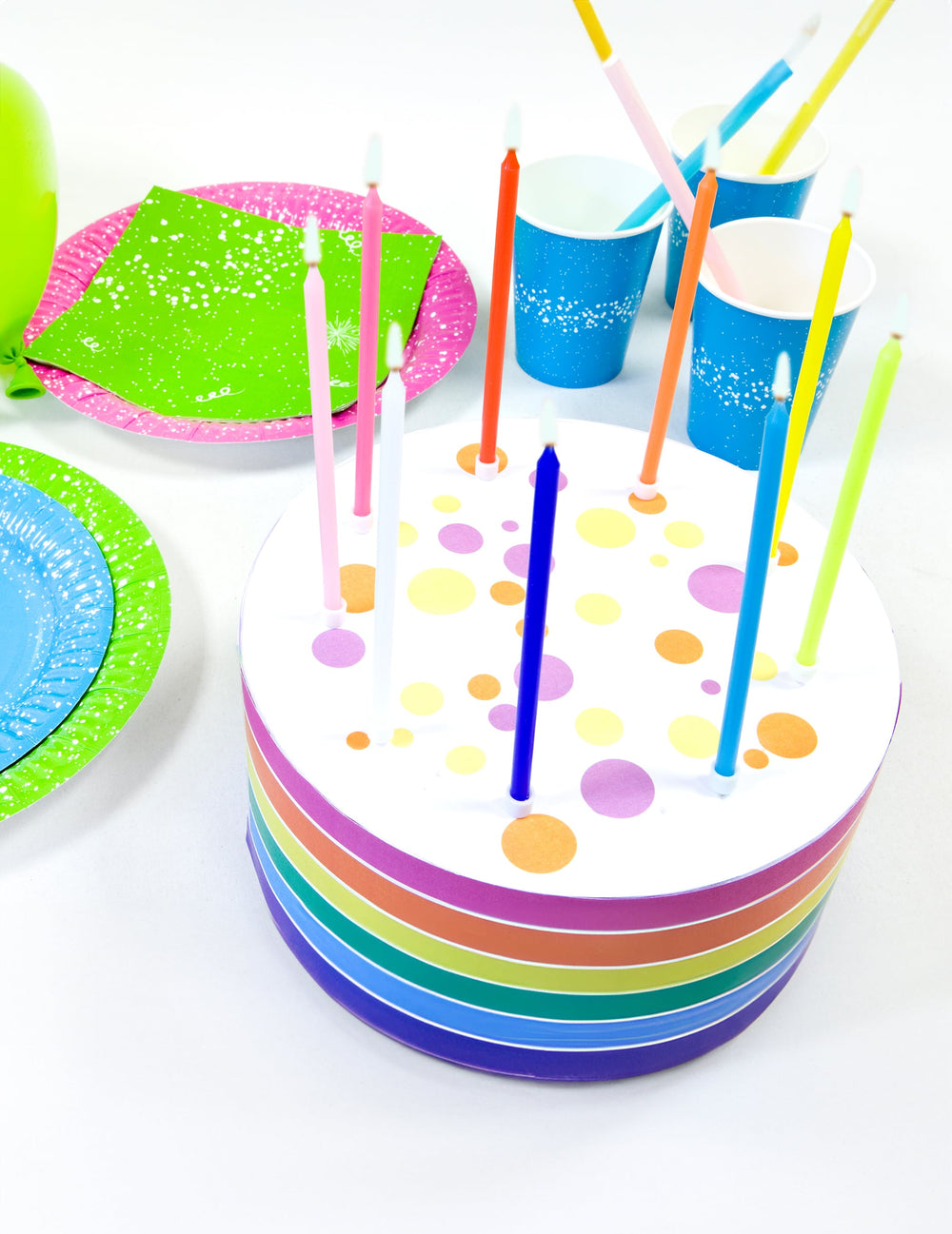 Mise en situation sur un gâteau du bougies fines avec bobèches d'anniversaire pour fête