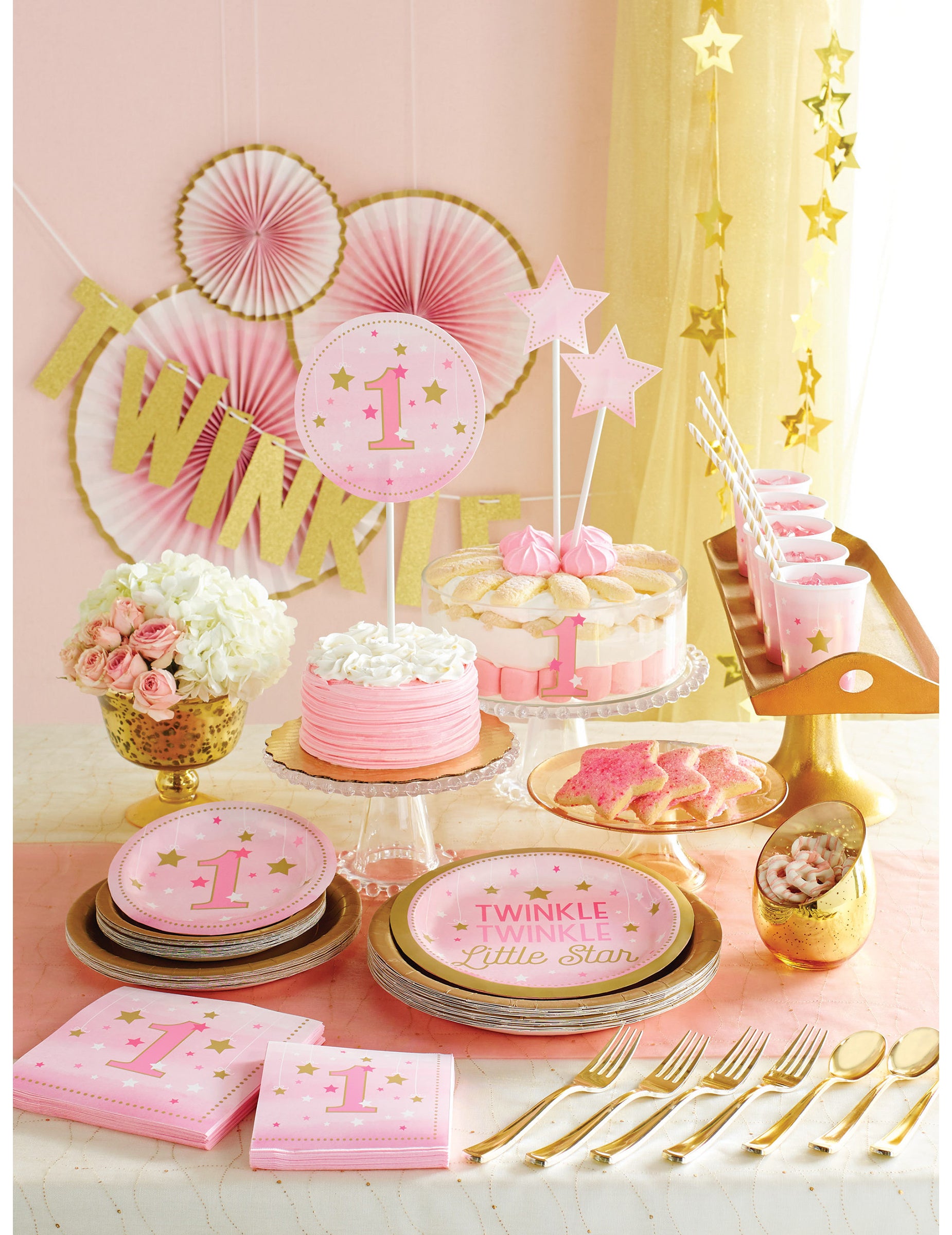Mise en situation sur table de fête des petites serviettes 1 an one little star