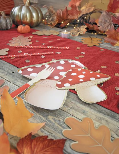 16 rdeče-belih papirnatih prtičkov v obliki gobe velikosti 29 x 32 cm