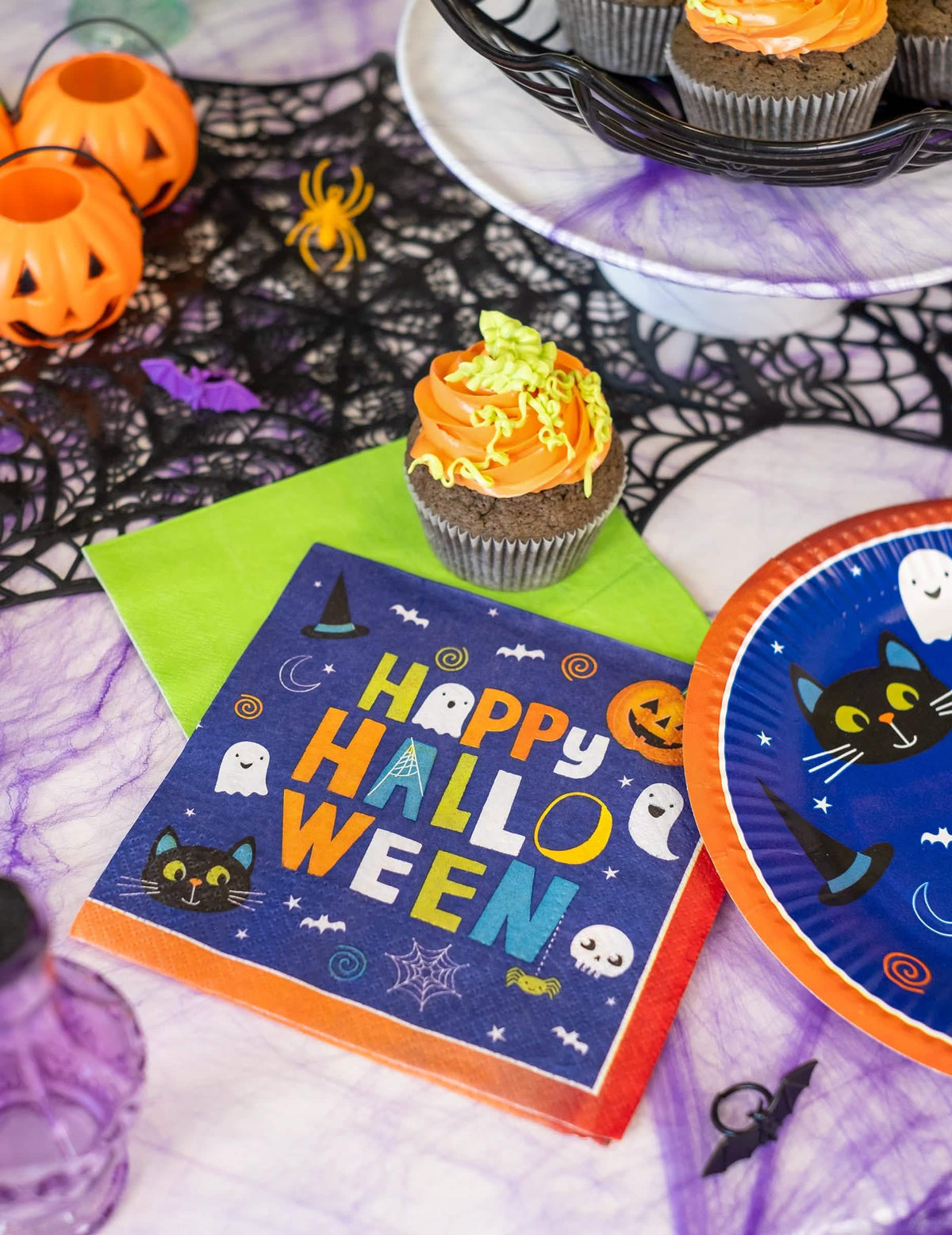 Priprava na mizi s papirnatimi prtički halloween Friends
