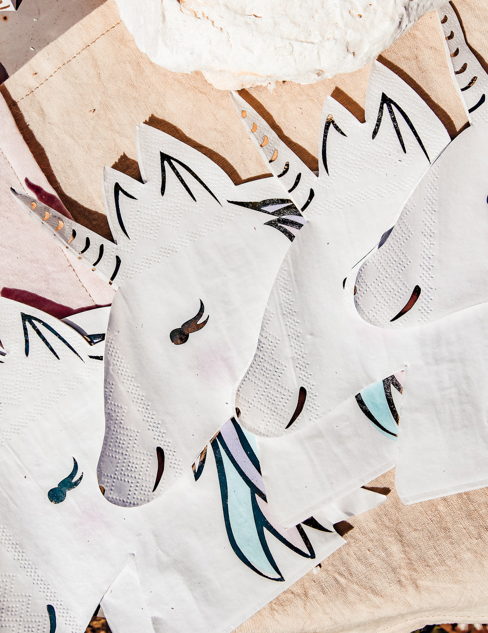 Gros plan sur la découpe en forme de tête des serviettes en papier licorne