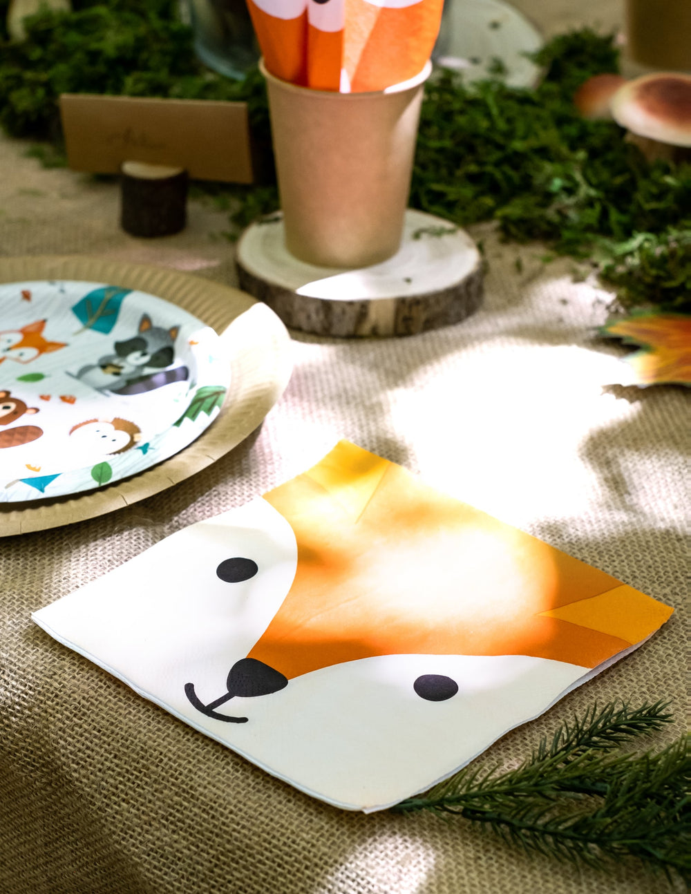 Mise en situation sur une table des serviettes en papier tête de renard