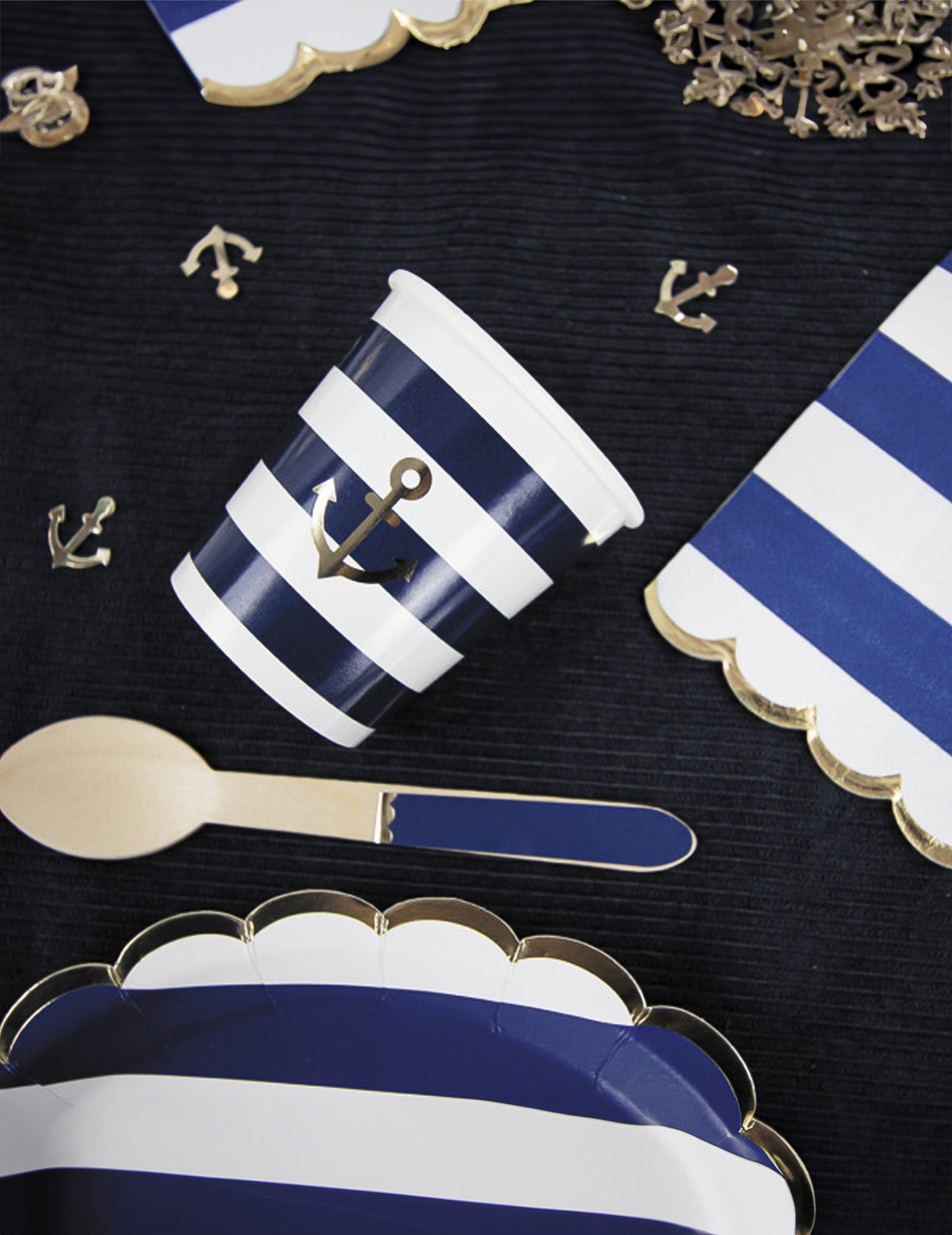 16 papirnatih prtičkov z nazobčanim vzorcem mornarskih črt, 33 x 33 cm z zlatimi robovi