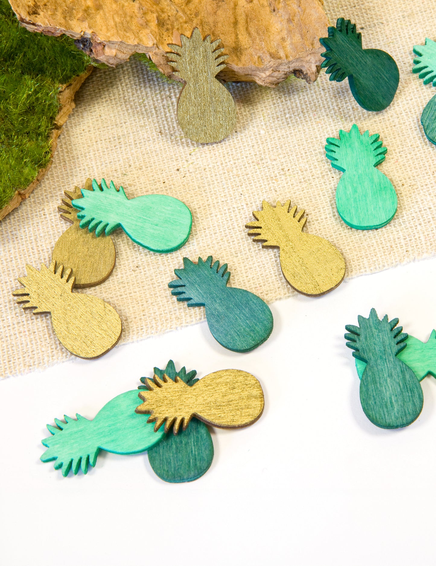 18 zlatih in zelenih konfetov z ananasom, 10 g, tropski motiv