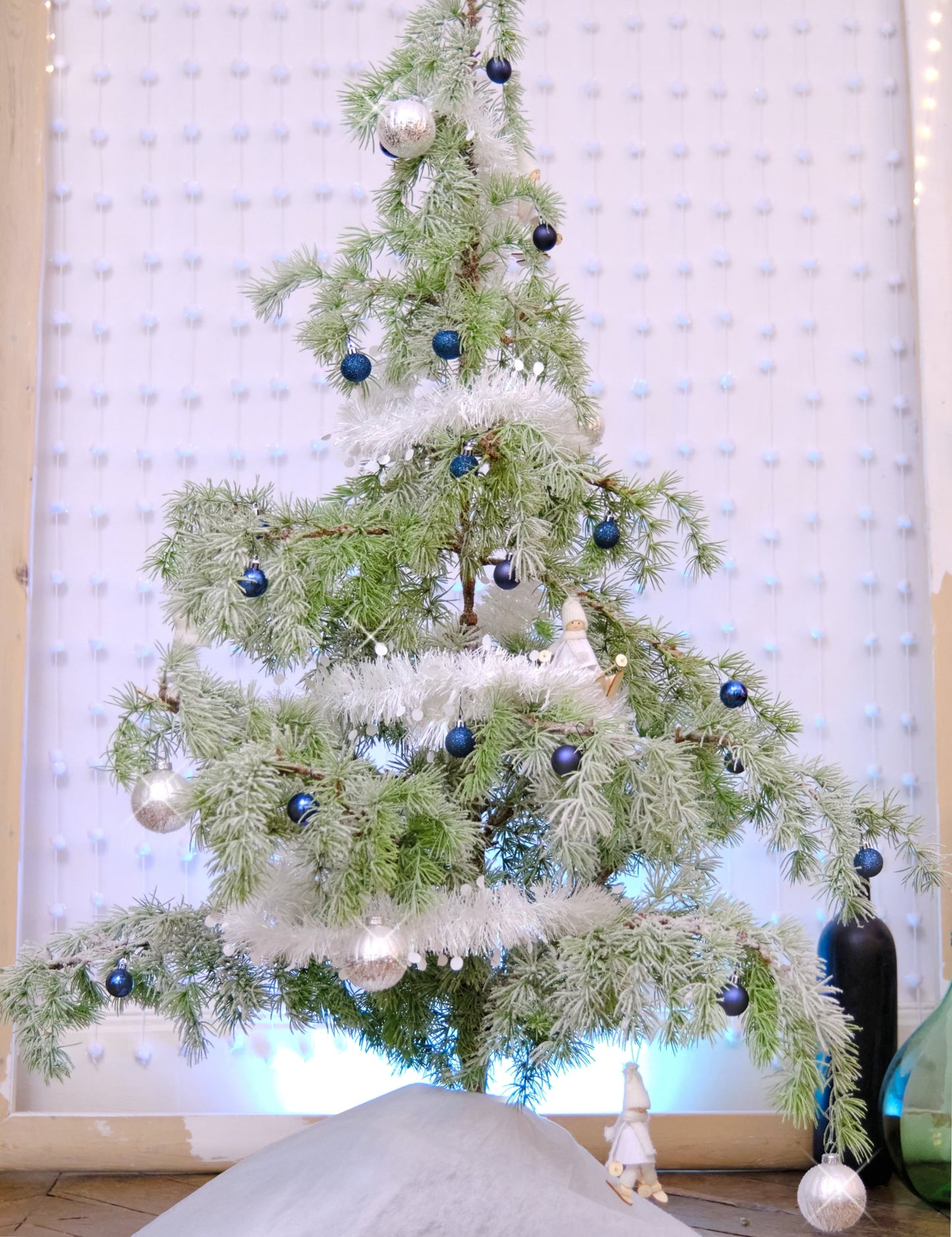 Mise en situation sur un sapin des mini boules de noël bleu nuit mates et brillantes