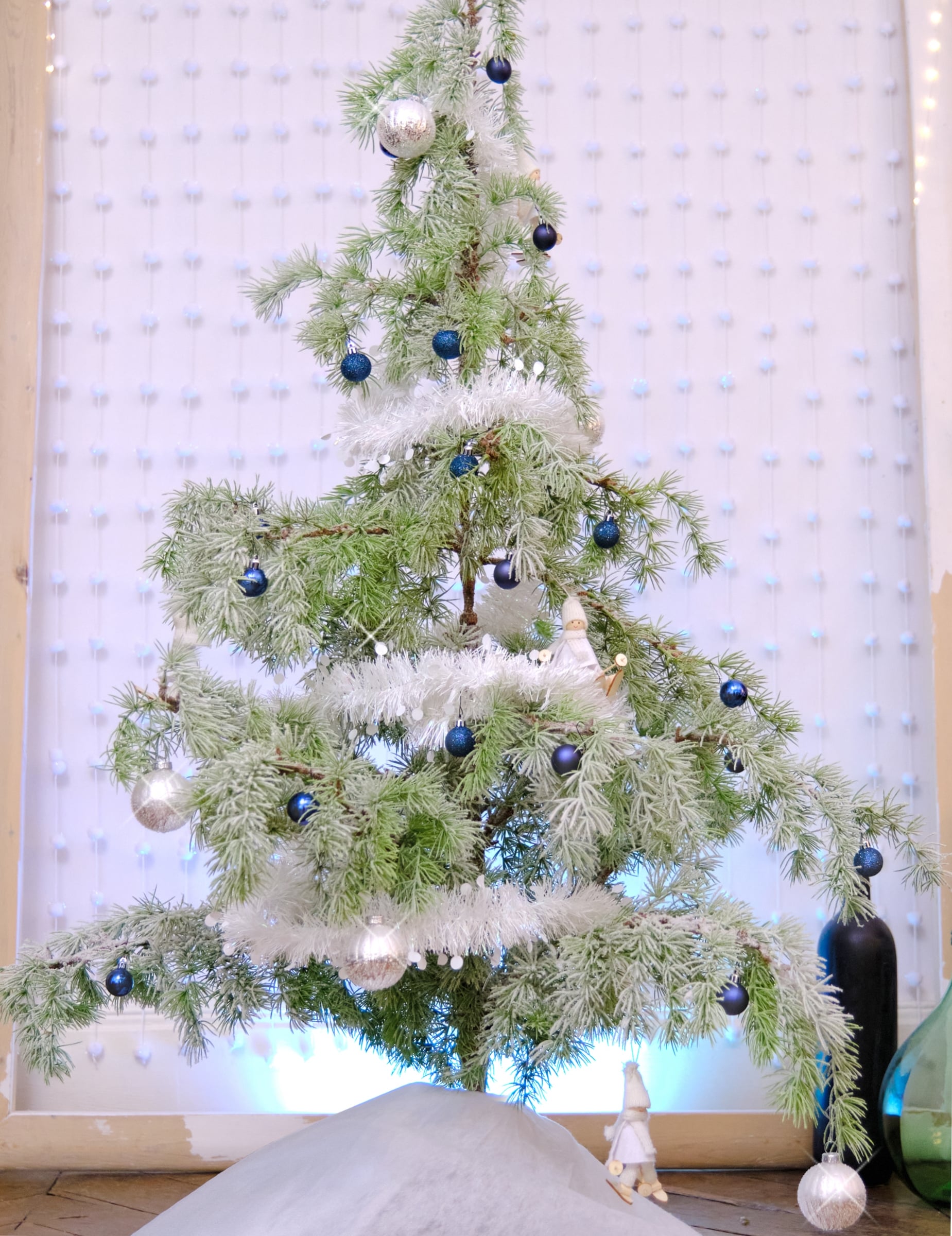 Mise en situation sur un sapin des mini boules de noël bleu nuit mates et brillantes