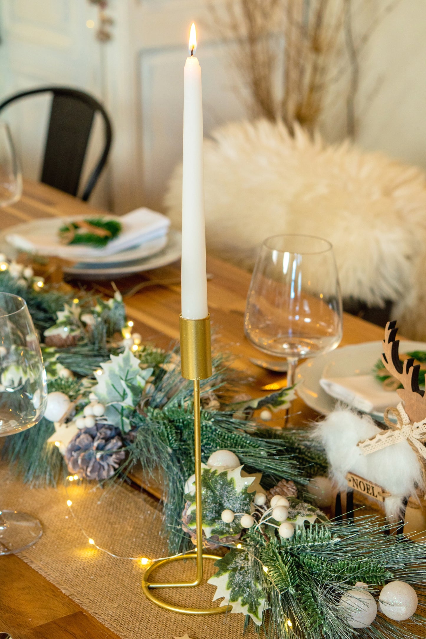Mise en situation sur une table de fête des bougies chandelles flambeaux pour décoration de fête