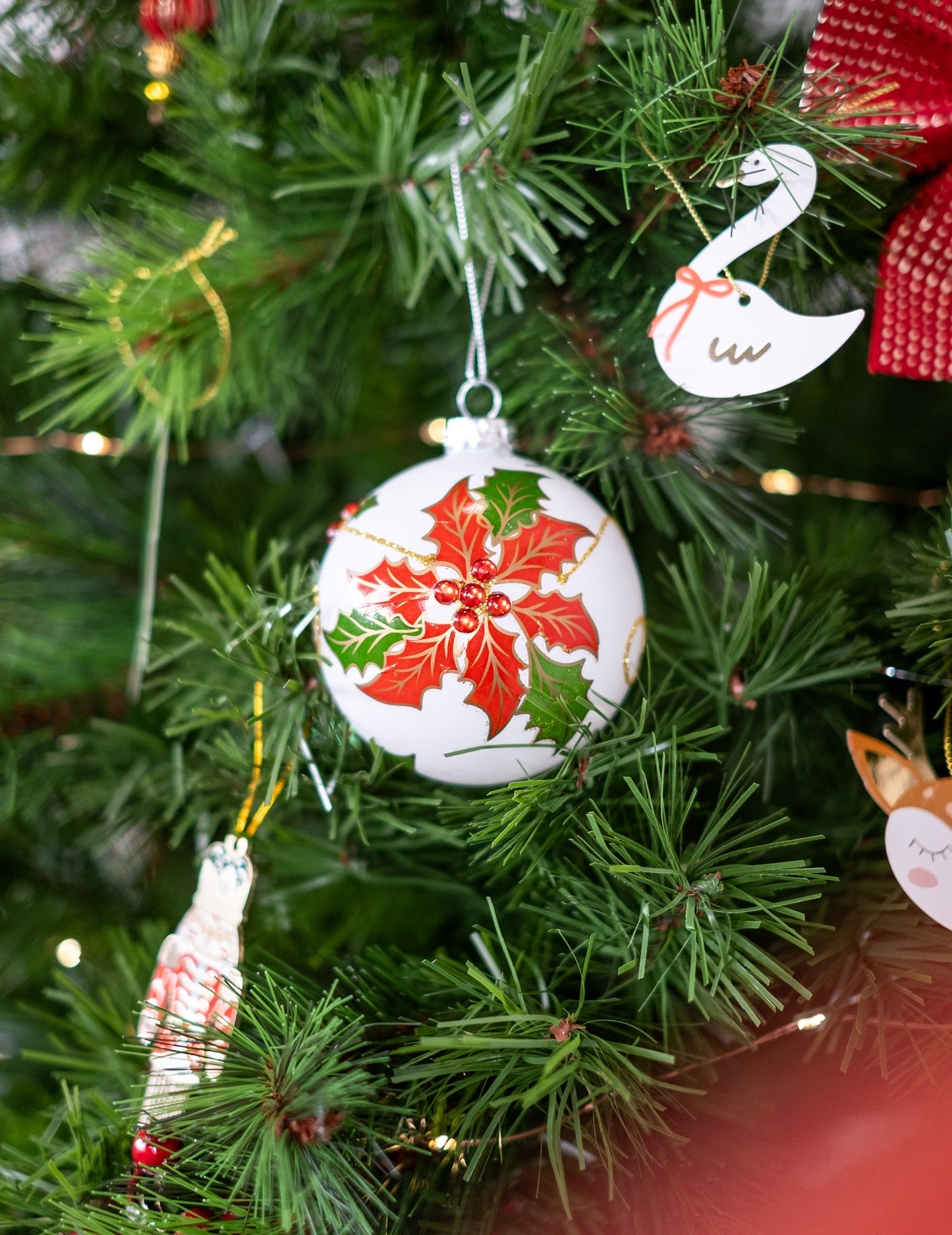 2 beli stekleni kroglici z bodiko 8 cm za jelko