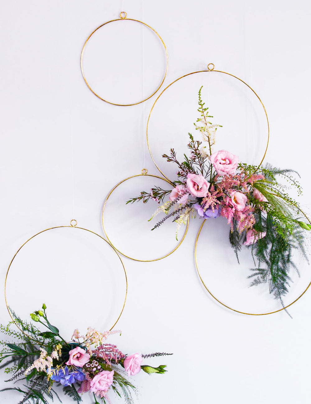 Mise en situation fleurie des cercles en métal pour couronnes pour décoration dorés