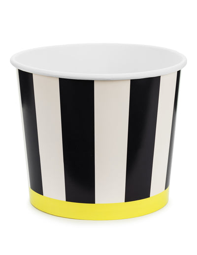 Mise en situation des pots à snacks en carton à rayures noires et blanches avec base jaune