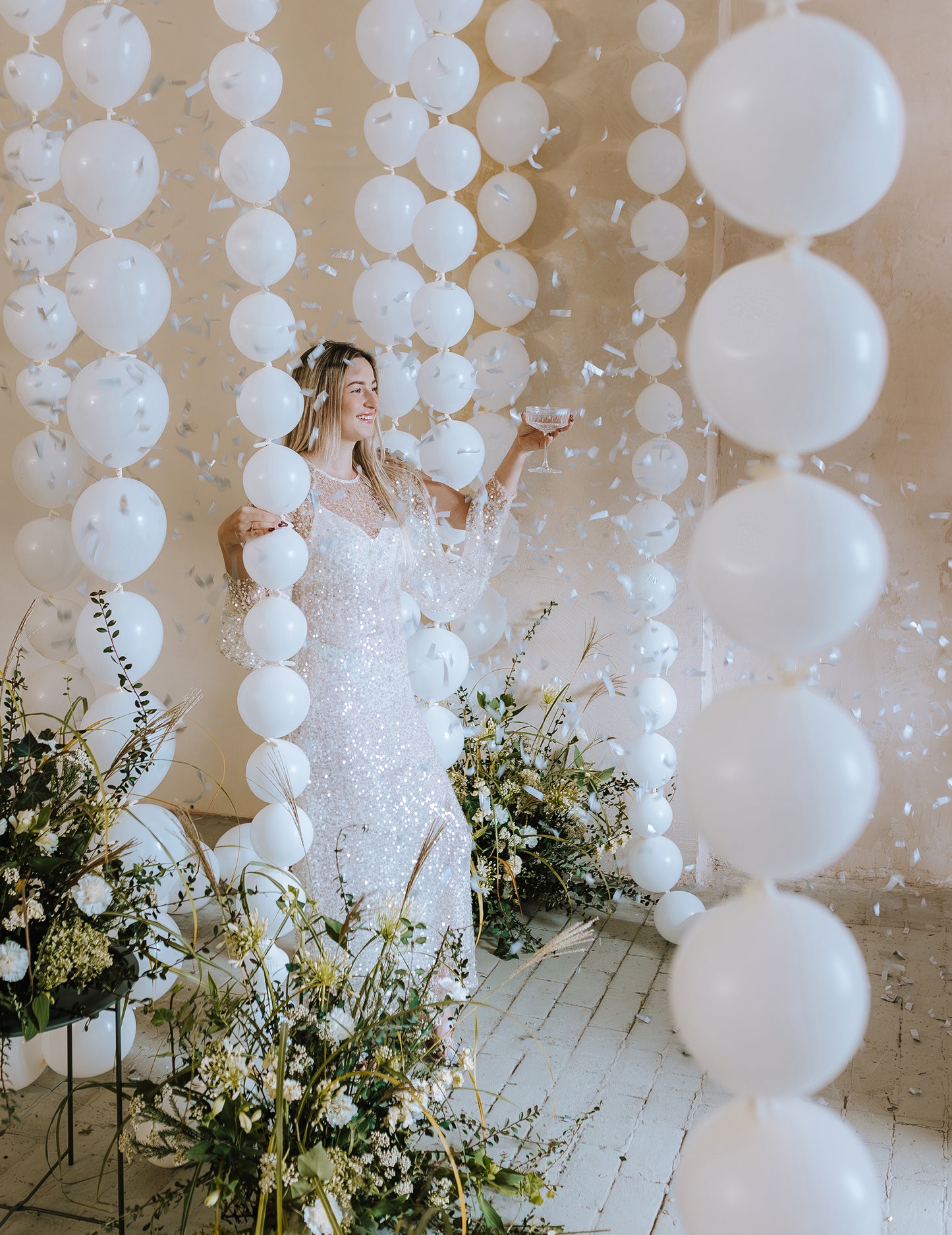 Mise en scène d'ambiance festive du ballons à relier pour fête blanc