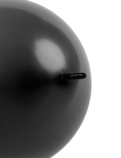 Détail de l'embout de raccordement du ballon à relier pour décoration de fête noir