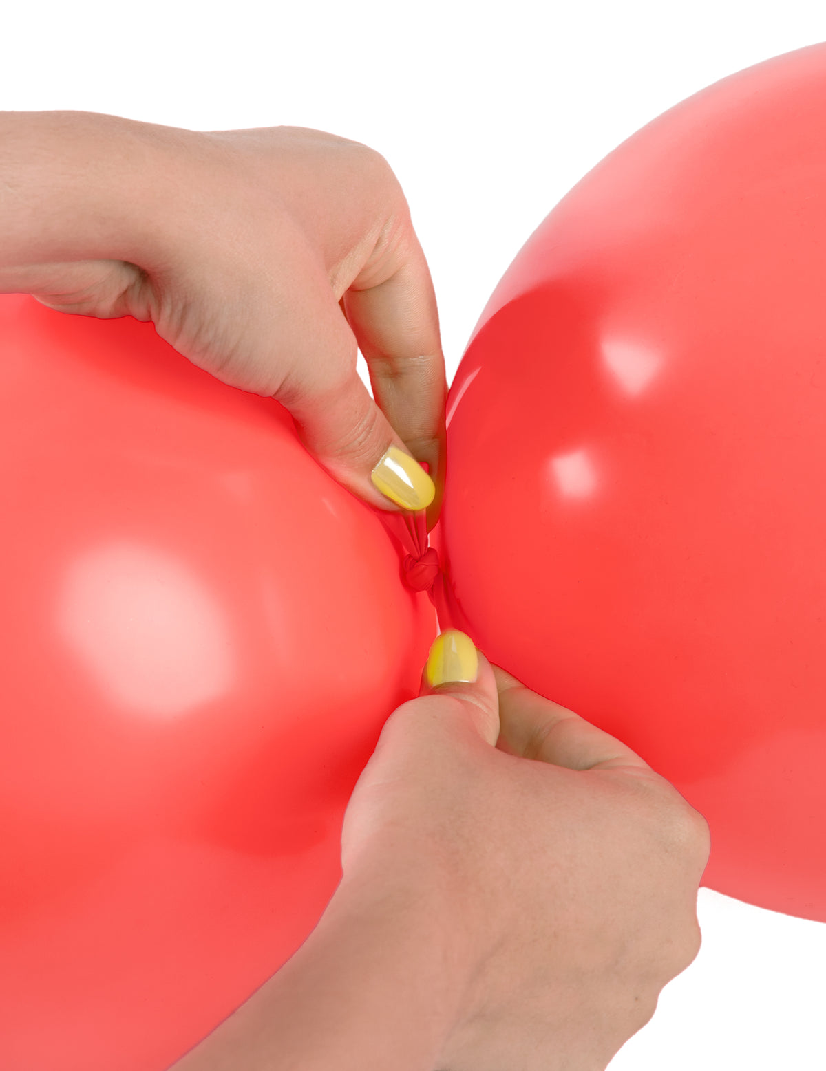 Démonstration de l'assemblage du lot de 20 ballons à relier rouge