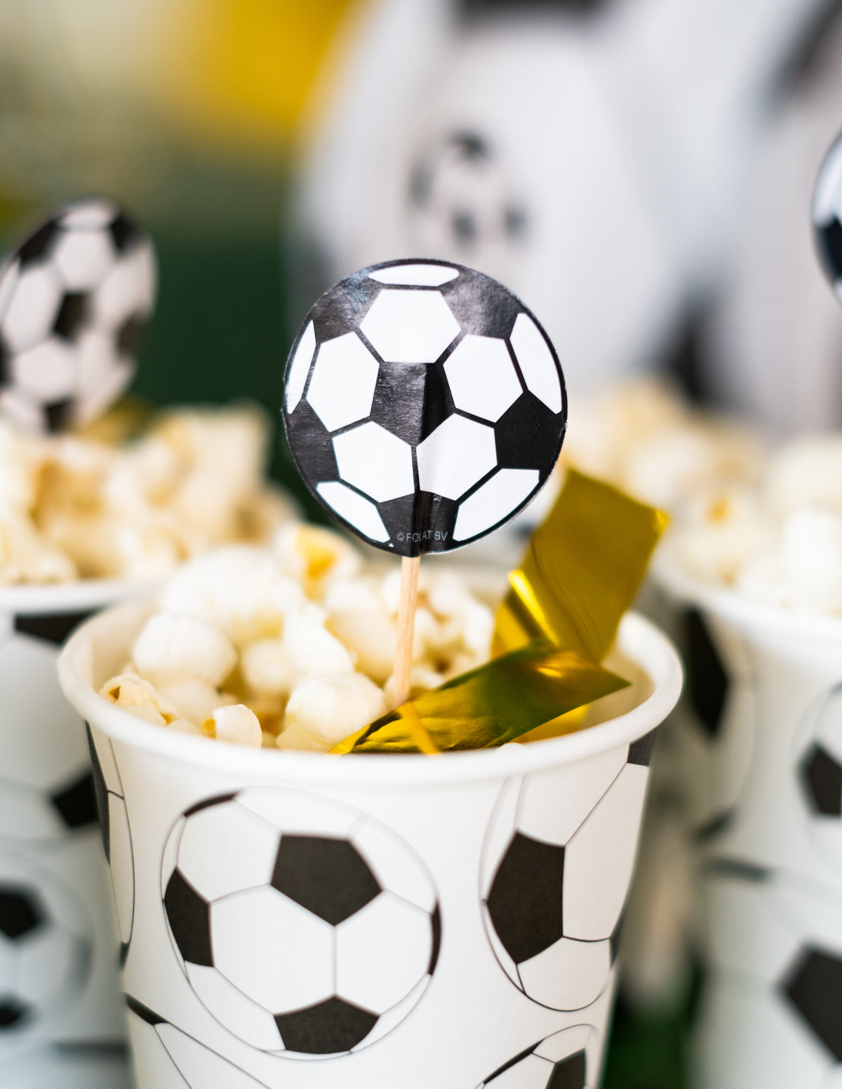 Détail de l'utilisation en décoration de buffet des Bâtonnets Football
