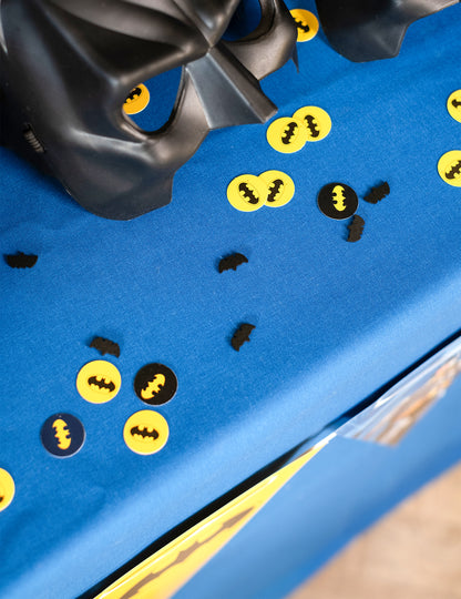 Mise en situation des 20 confettis de table chauve-souris Halloween noir