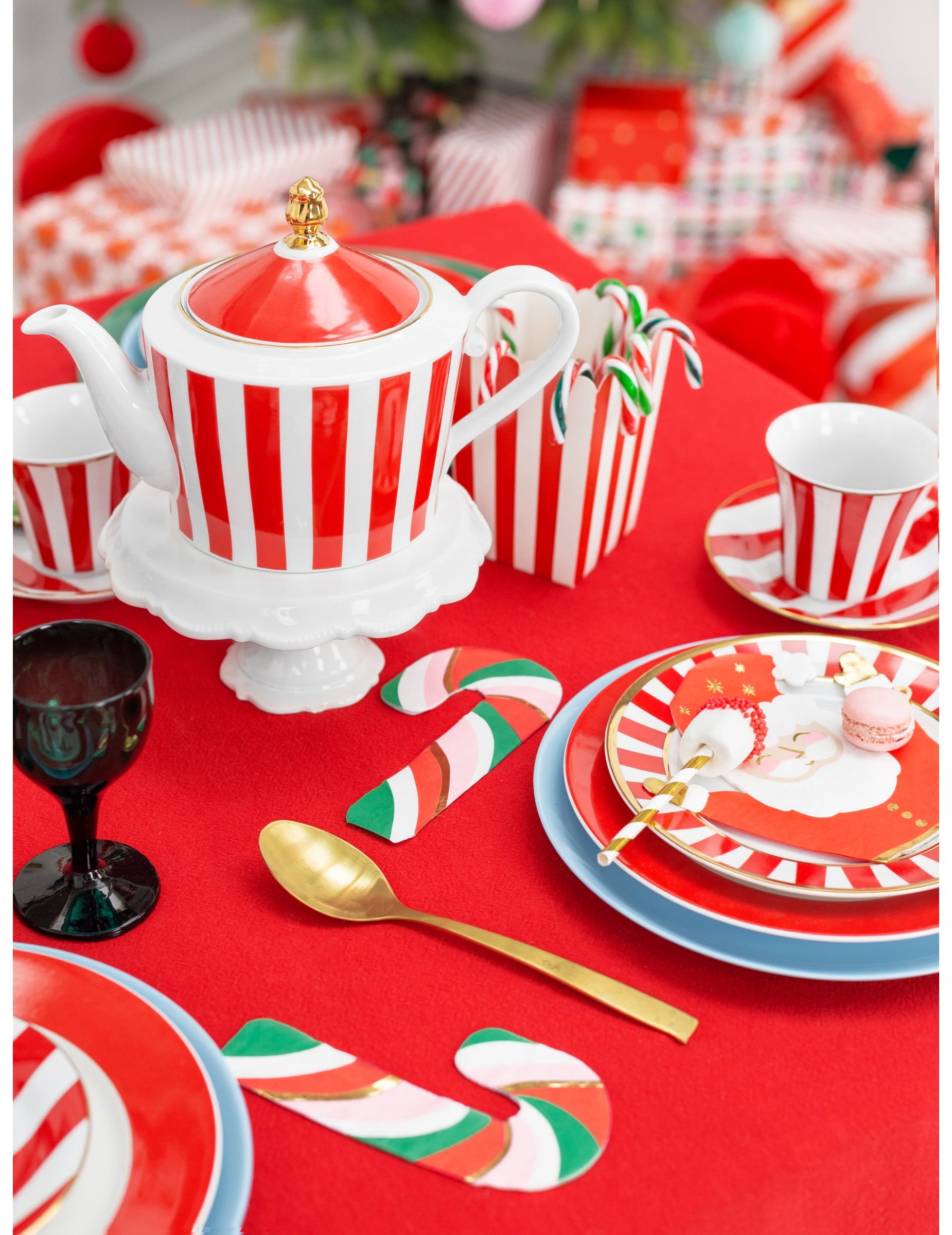Mise en situation sur une table de fête des serviettes en papier sucre d'orge pour Noël