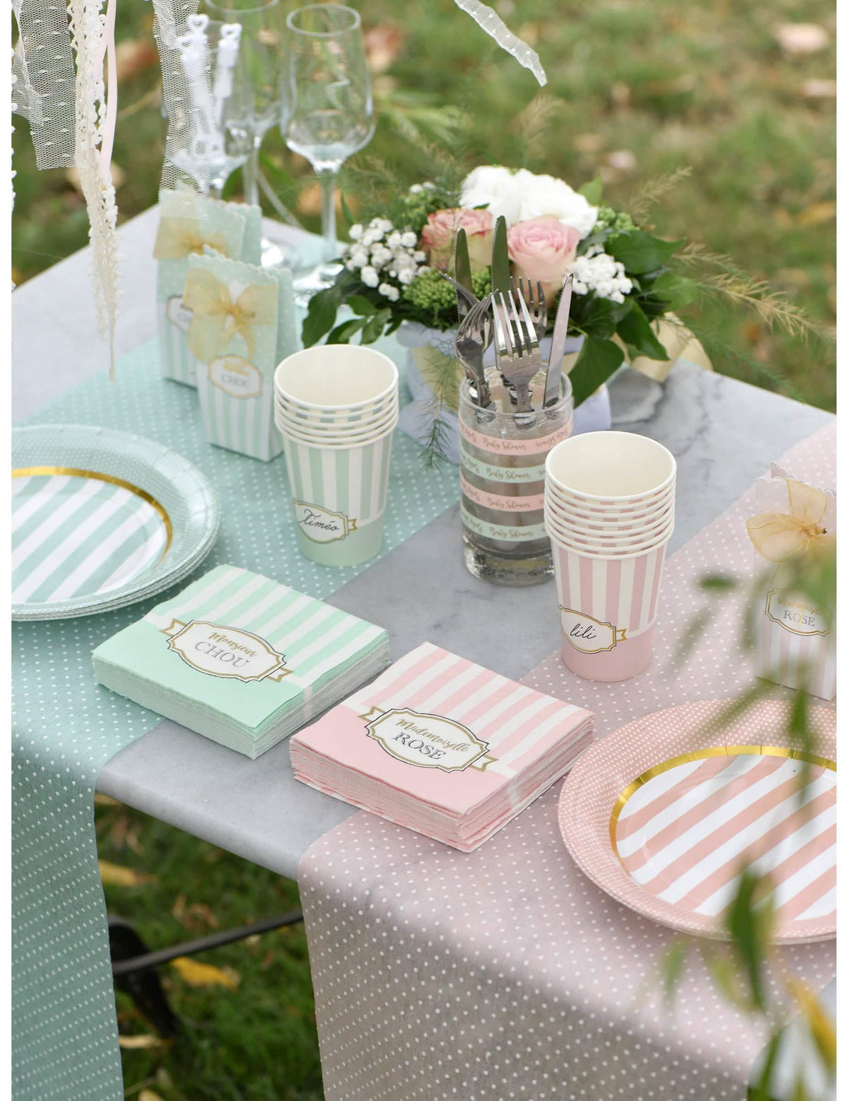 Pregled mize s papirnatimi prtički Mademoiselle roza za baby shower roza z belimi črtami