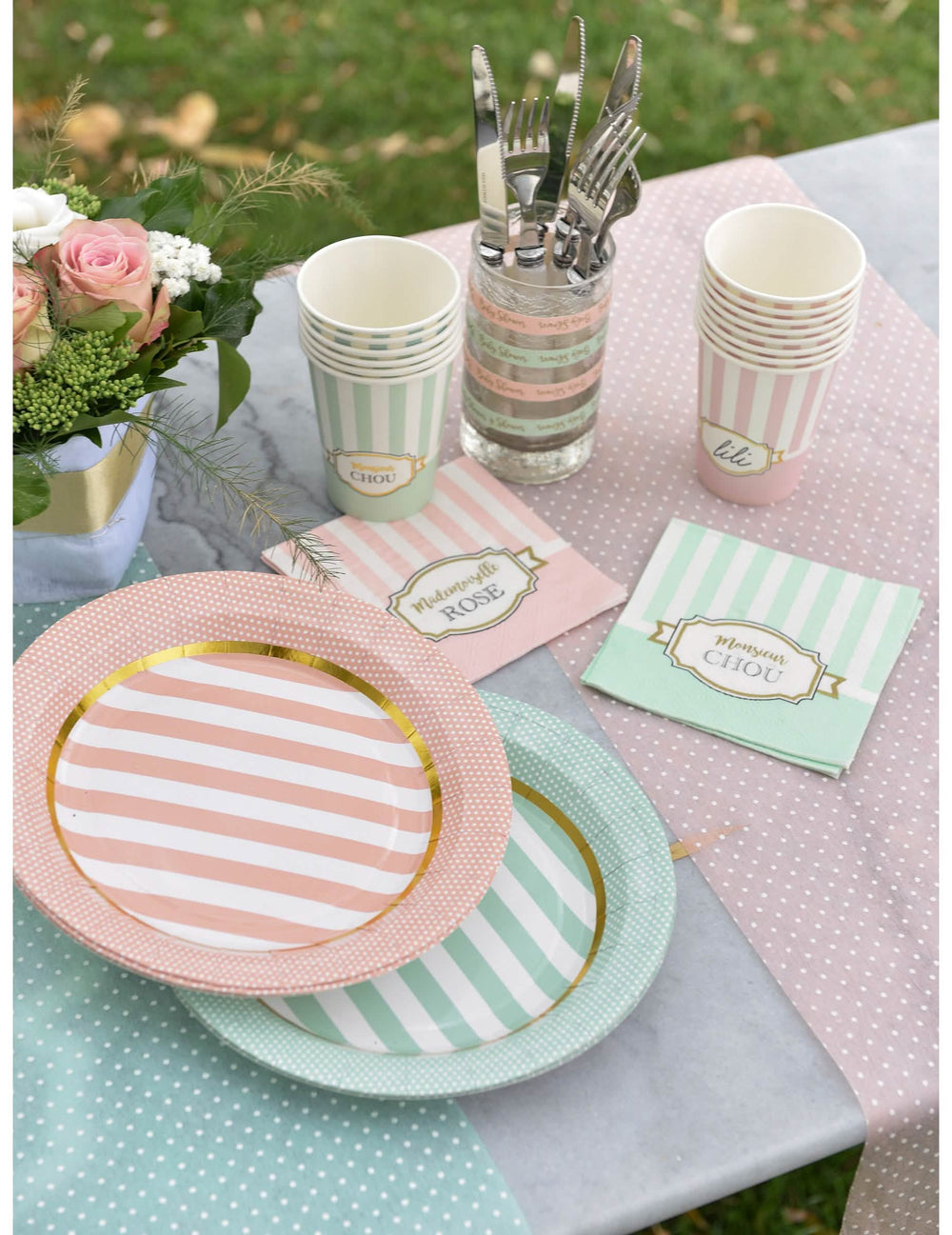 Postavitev na mizo s papirnatimi prtički Mademoiselle roza za roza baby shower z belimi črtami
