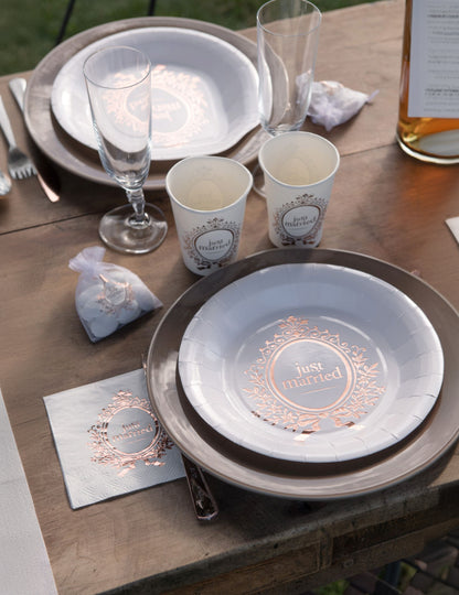 Mise en situation des petites serviettes Just Married pour mariage chic
