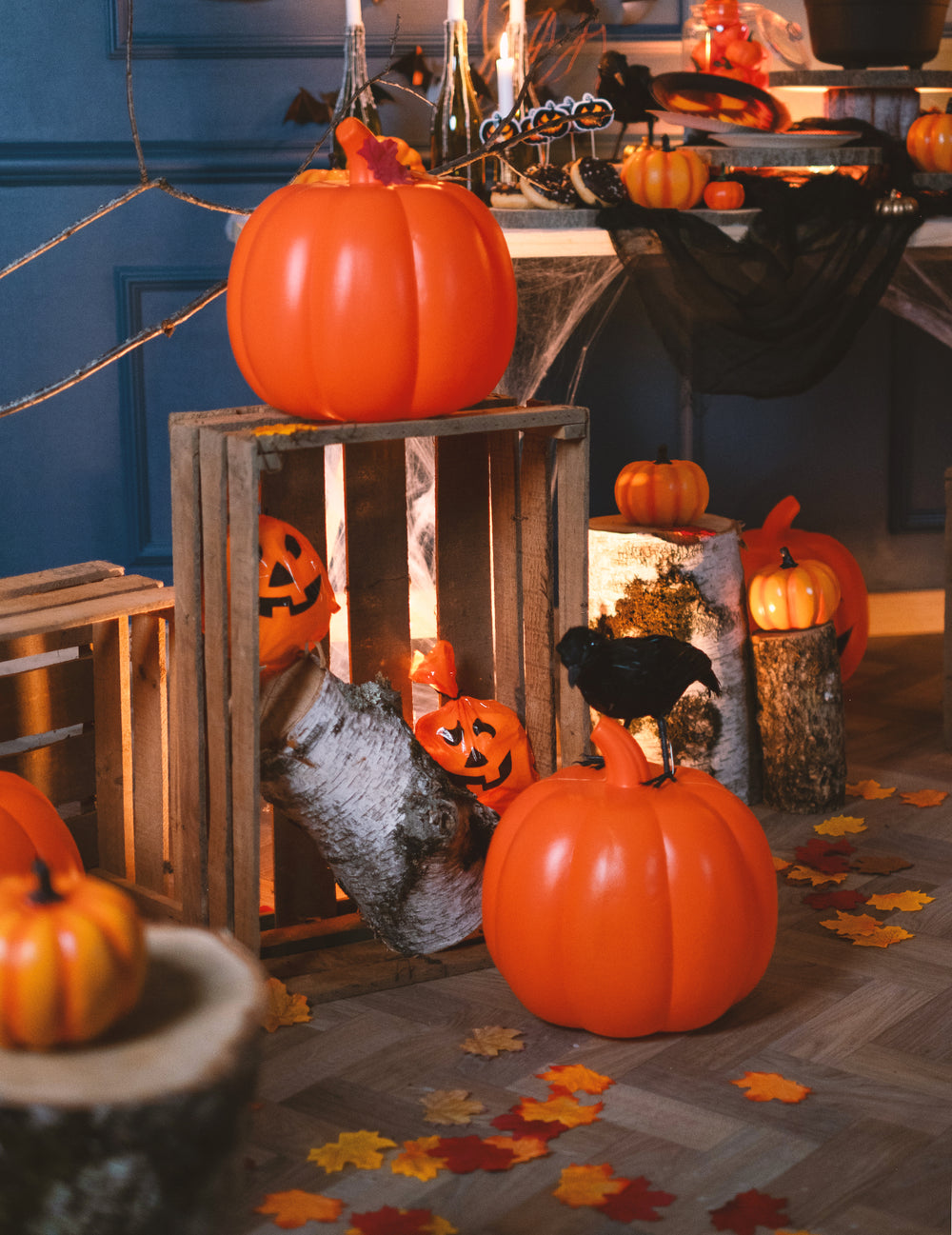 Mise en scène décorative des sacs en plastique citrouilles pour Halloween