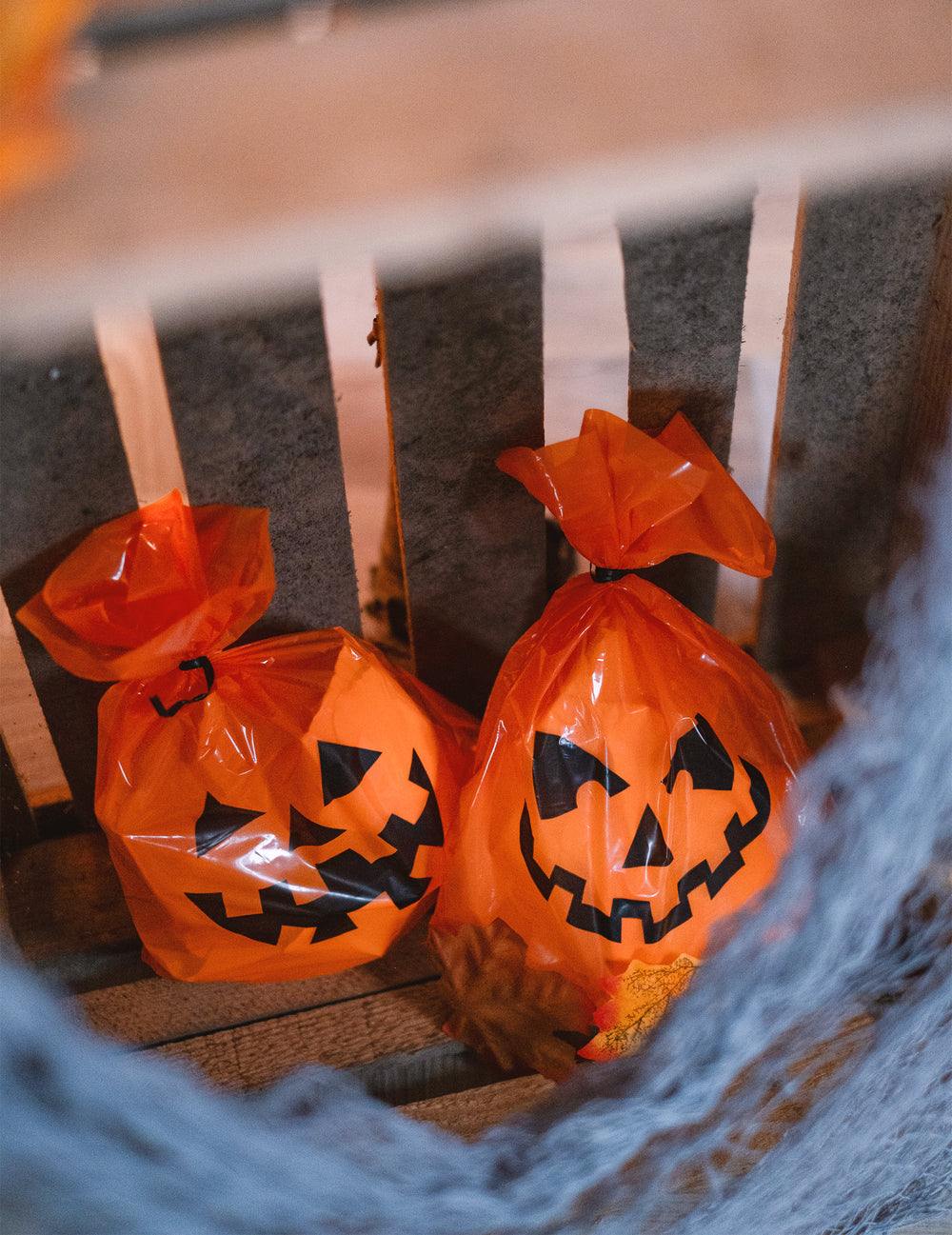 Mise en situation des sacs en plastique citrouilles pour Halloween