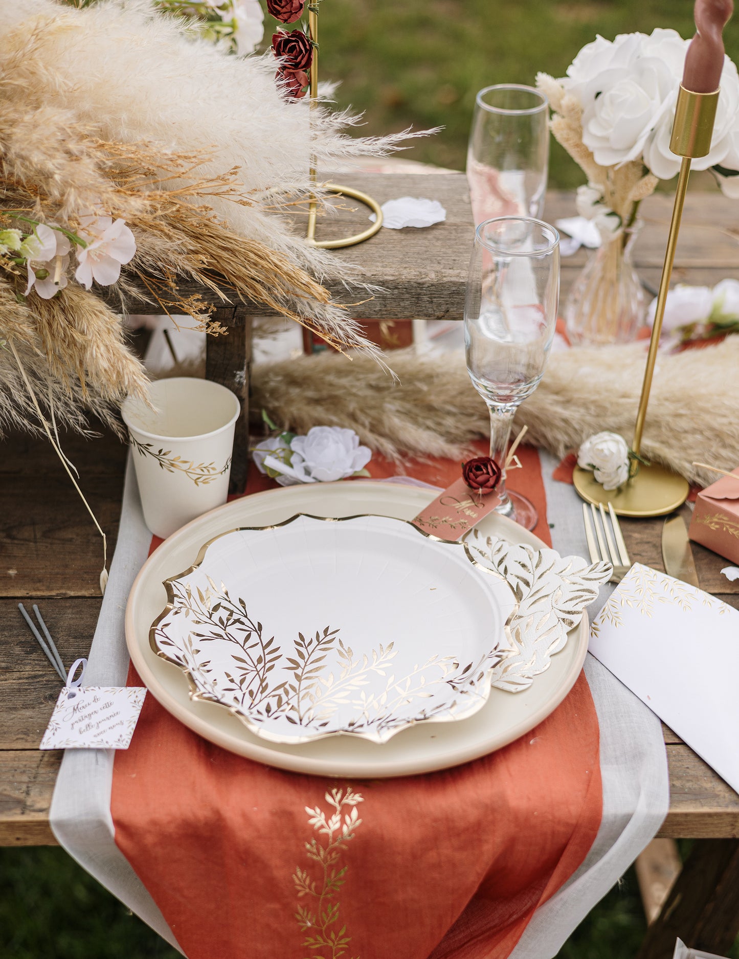 20 belih in zlatih papirnatih koktajl prtičkov z vzorcem nazobčanega listja