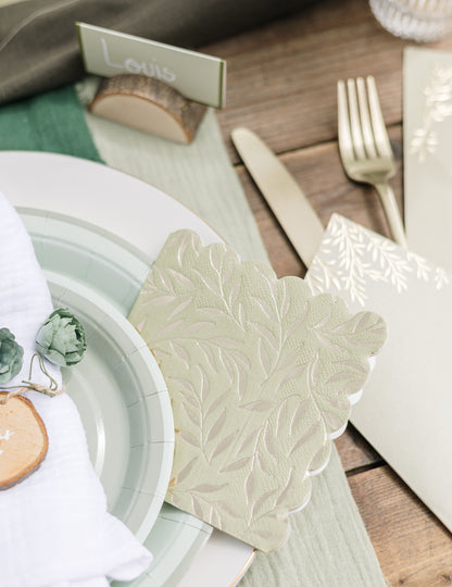 20 papirnatih koktajl prtičkov v žajbljevo zeleni in zlati barvi, 24 x 24 cm z nazobčanimi robovi